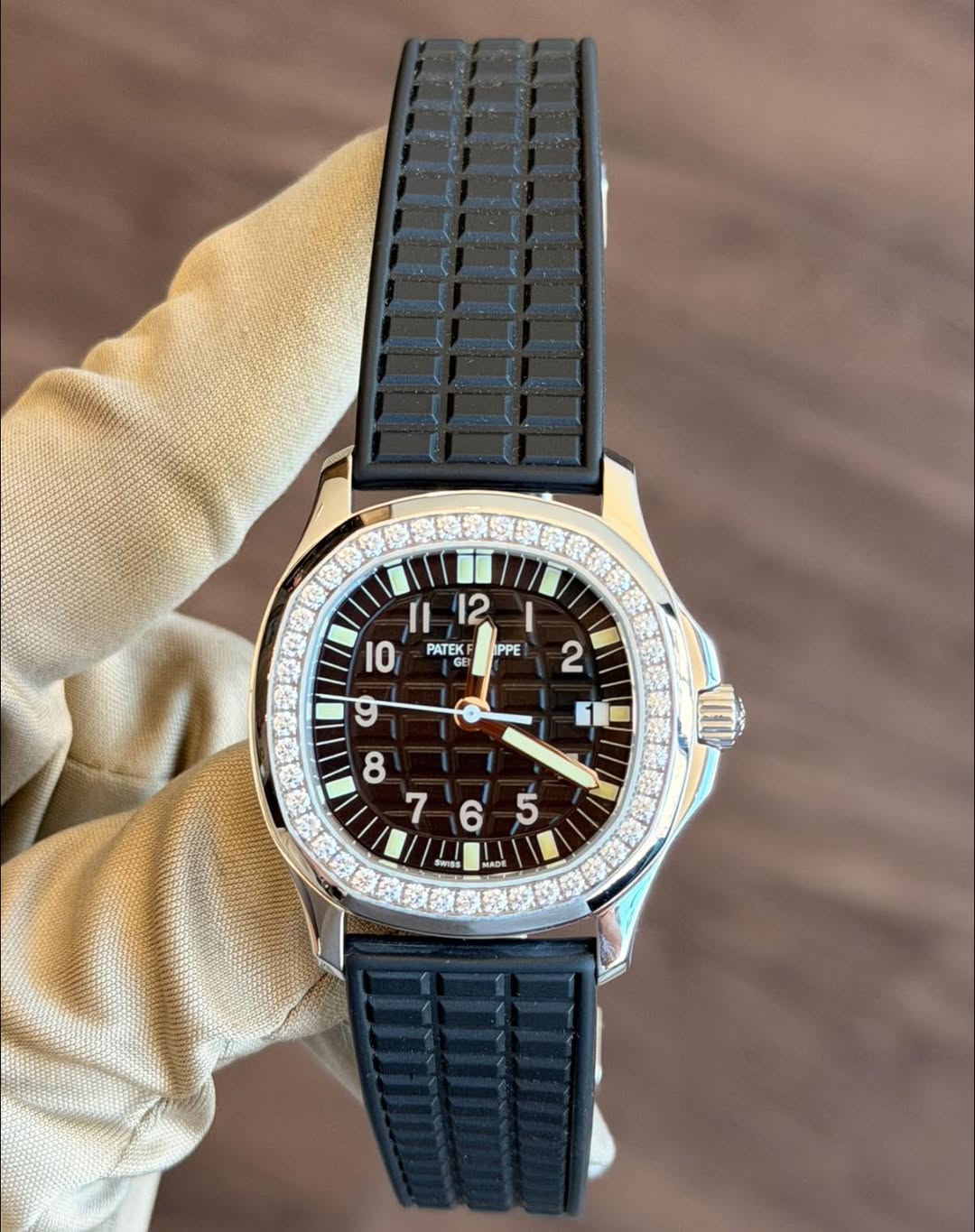 May be an image of wrist watch and text that says 'Ⅲ II 12 IO PATEK PPE 2 و MADE MADE'