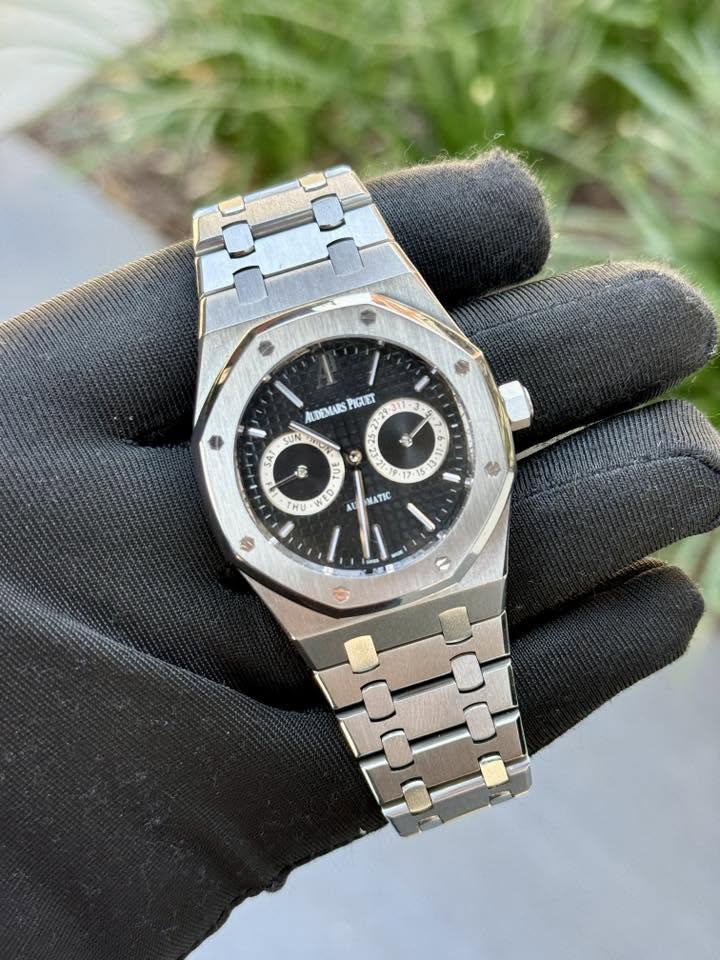 May be an image of wrist watch and text that says 'ALDEMARS FIGUET 14 P5 ક 3 7 SA OT ON ل 5 S HU AU DMATIC I शरी 2'