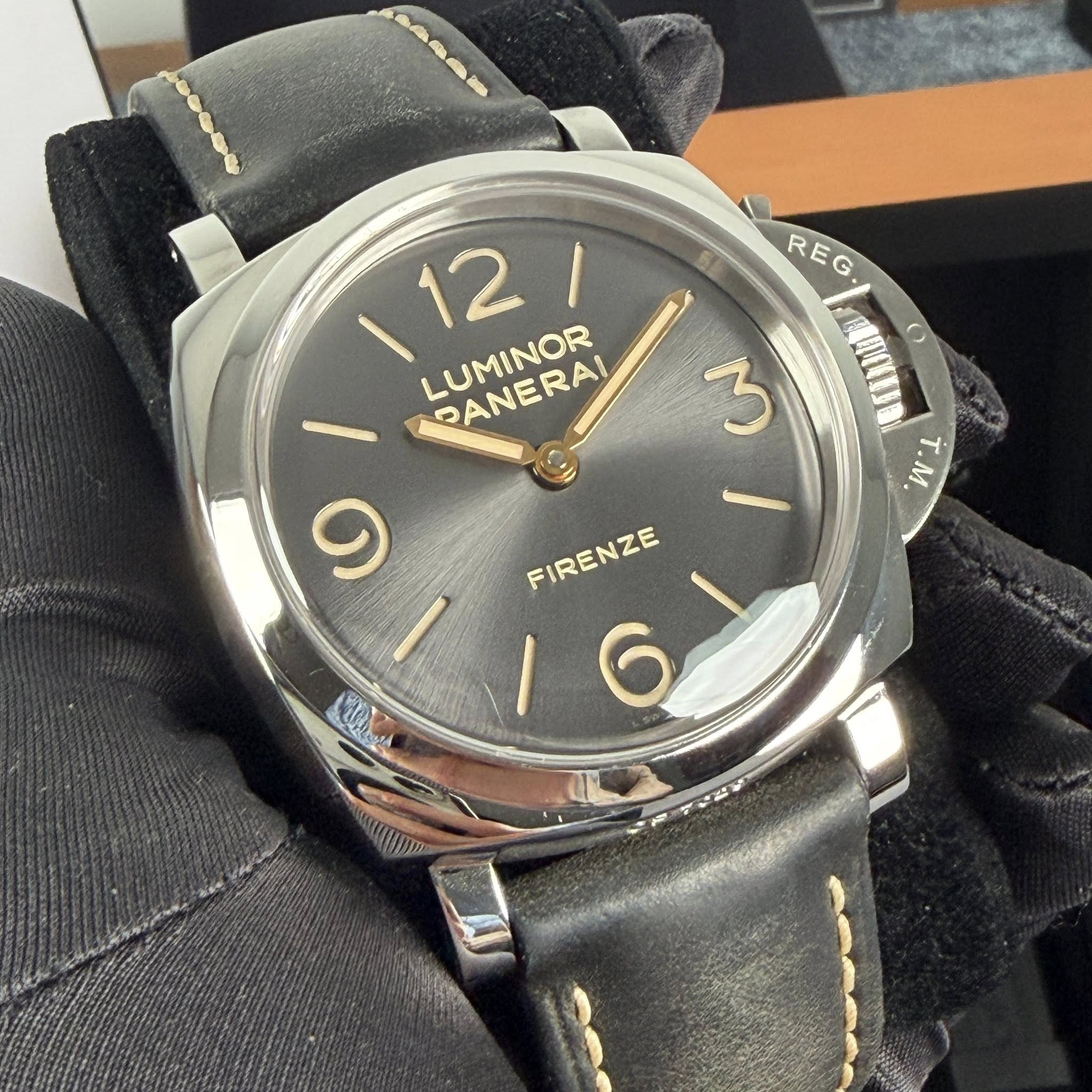 May be an image of wrist watch and text that says 'BE REG /12 I LUMINOR PANERAI 9 3 2 T.M FIRENZE I 6 AHREEMNU'