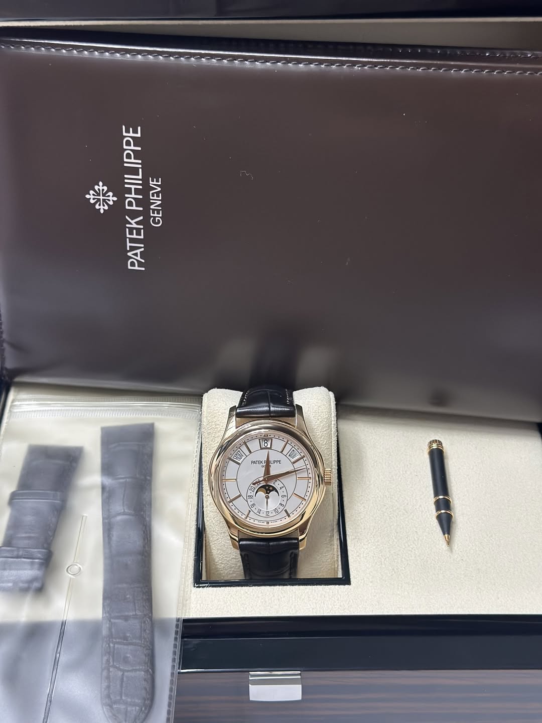 May be an image of wrist watch and text that says '楽 PHILIPPE PATEKPHILIPPE IPPE GENEVE PATEK 2 CA 別片の ErT FTE W0K م B. 8-12-3 د'