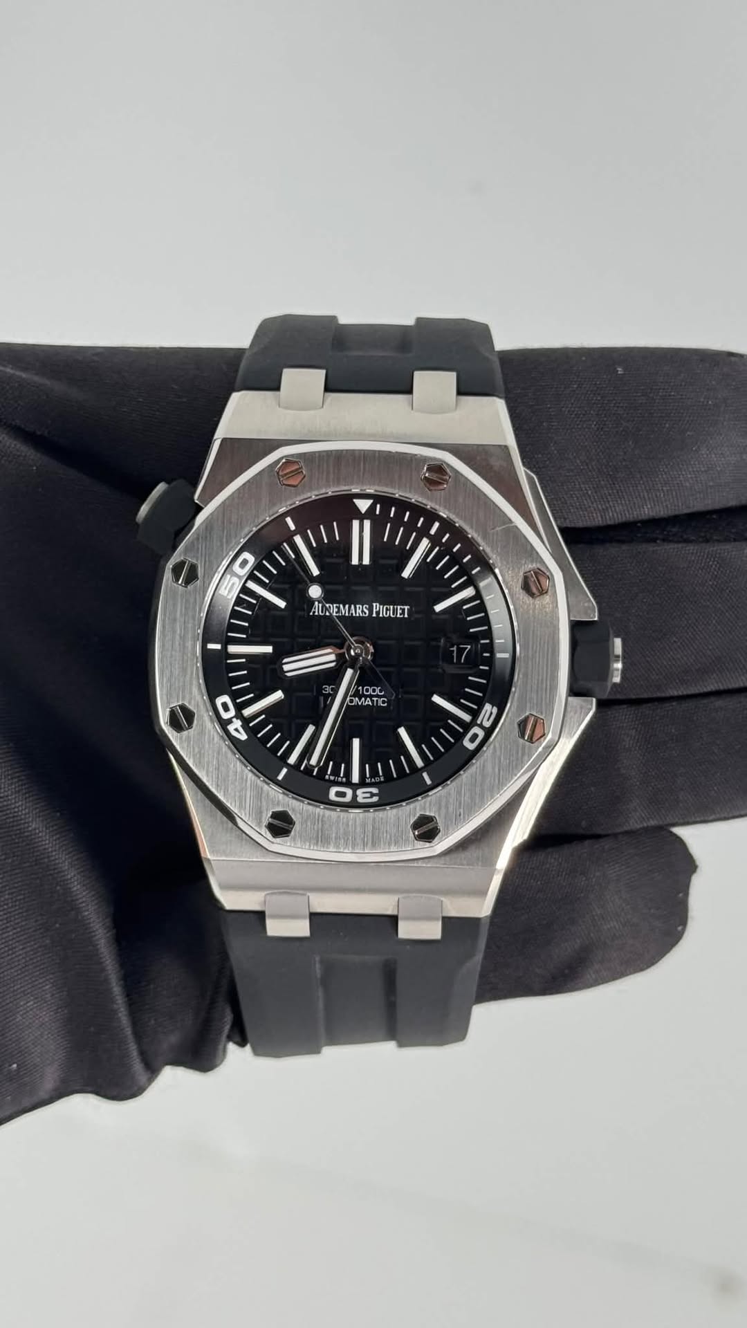 May be an image of wrist watch and text that says 'O ALZEMARS PIGUET OMATIC 40 D I 2 گ O Οε'
