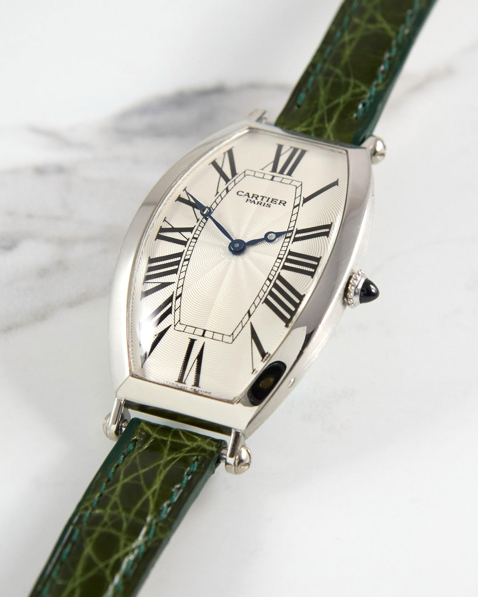 May be an image of wrist watch and text that says 'VL III V CARTIER ARTIER PARIS IT II I မမ 生 E'