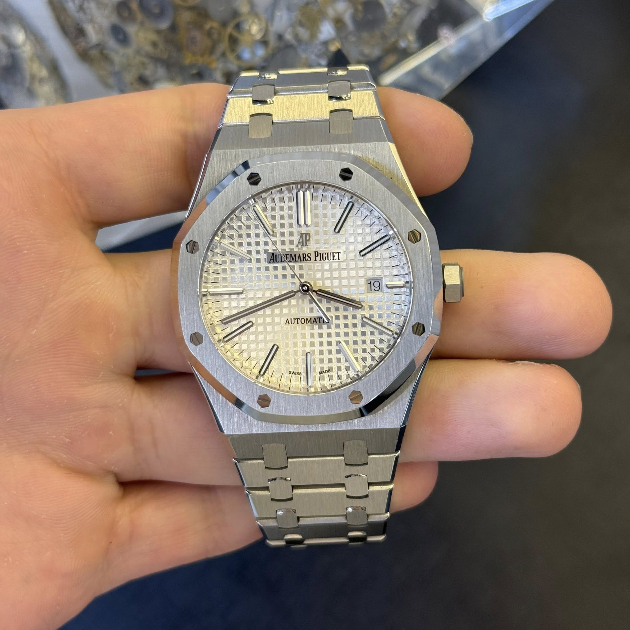 May be an image of wrist watch and text that says 'A JAUEMARS PIGUET 19 AUTOMAT'