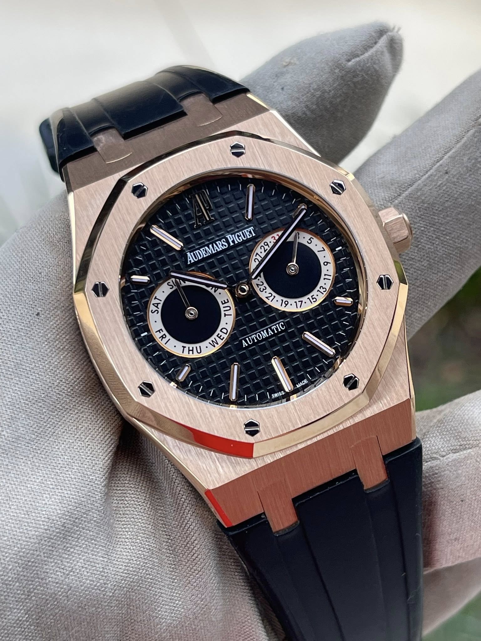 May be an image of wrist watch and text that says '5 PIGUET 21.29.37 AUDEMARS G S SI لل5 SAT a 6 Ει E F 5 청교 ۱۷ © 3ก 1 ٩ THU 江 WED m AUTOMATIC AUTOMATIC MADE SWISS'