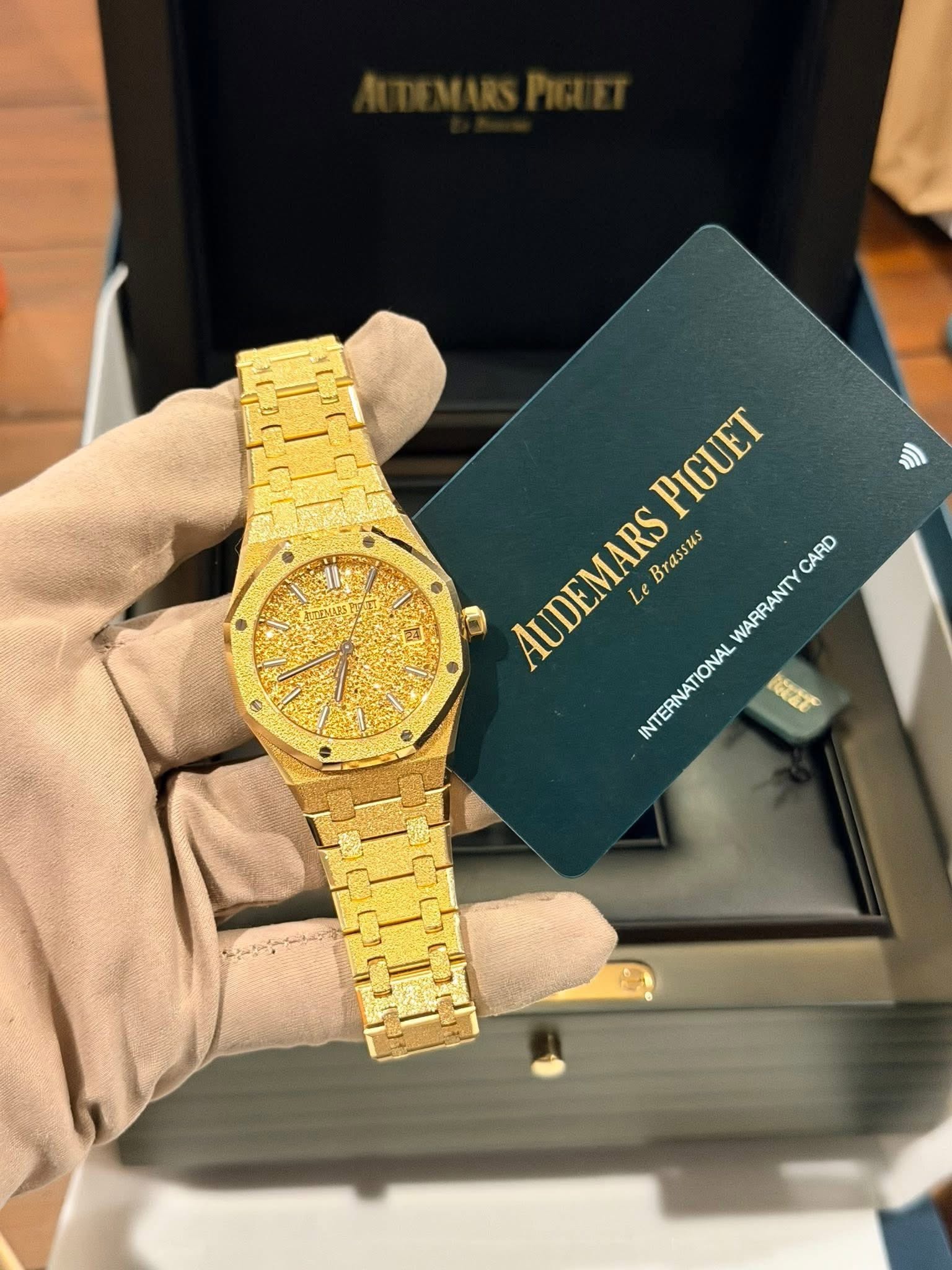 May be an image of wrist watch and text that says 'l 日 PIGUET AUDEMARS Le Brassus CARD WARRANTY INTERNATIONAL EG272'