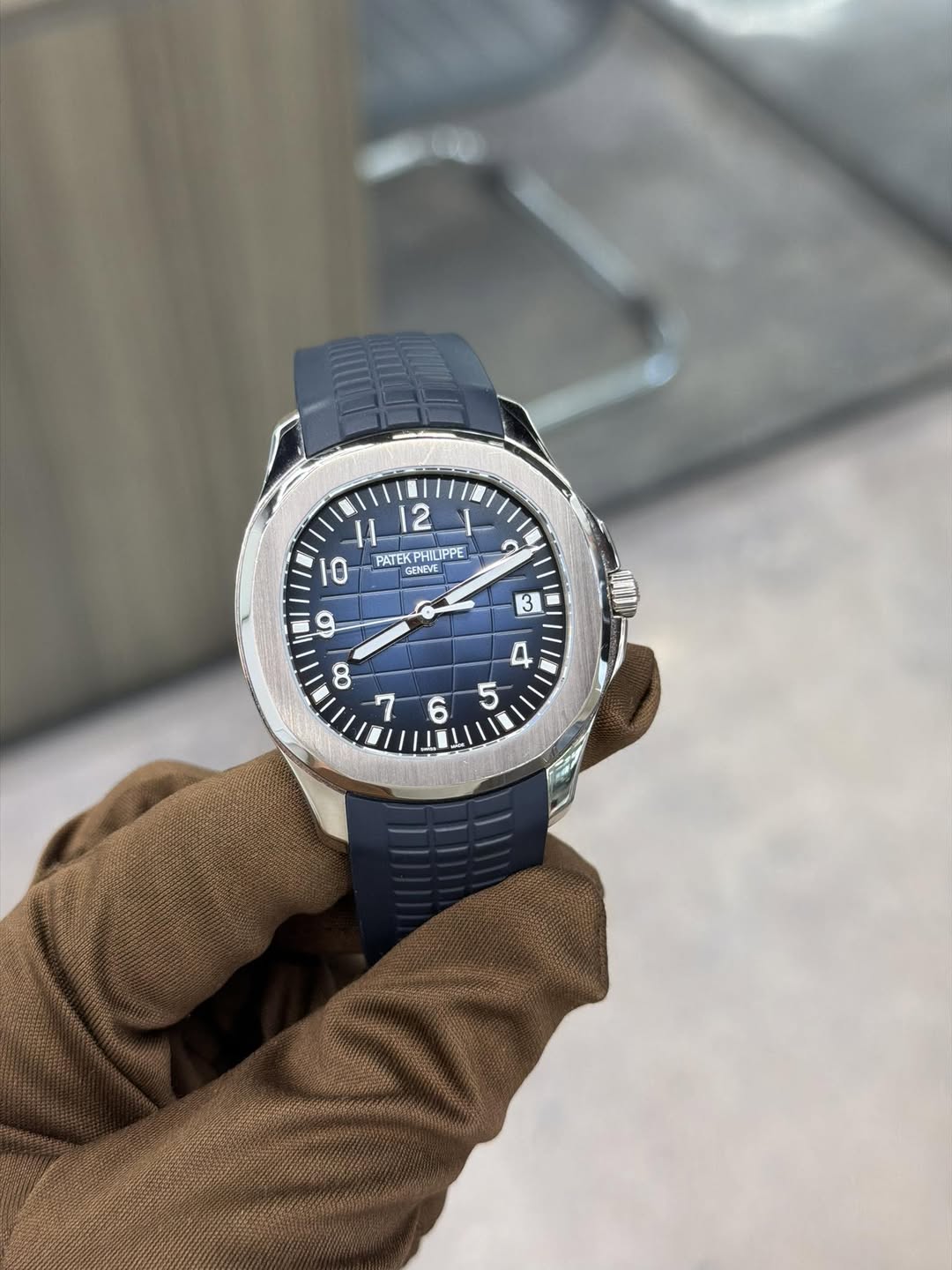May be an image of wrist watch and text that says 'و 12 10 PATEK PATEKPHIOPPE HIOPPE GENEVE و 3 ထ 7 4 5 6'