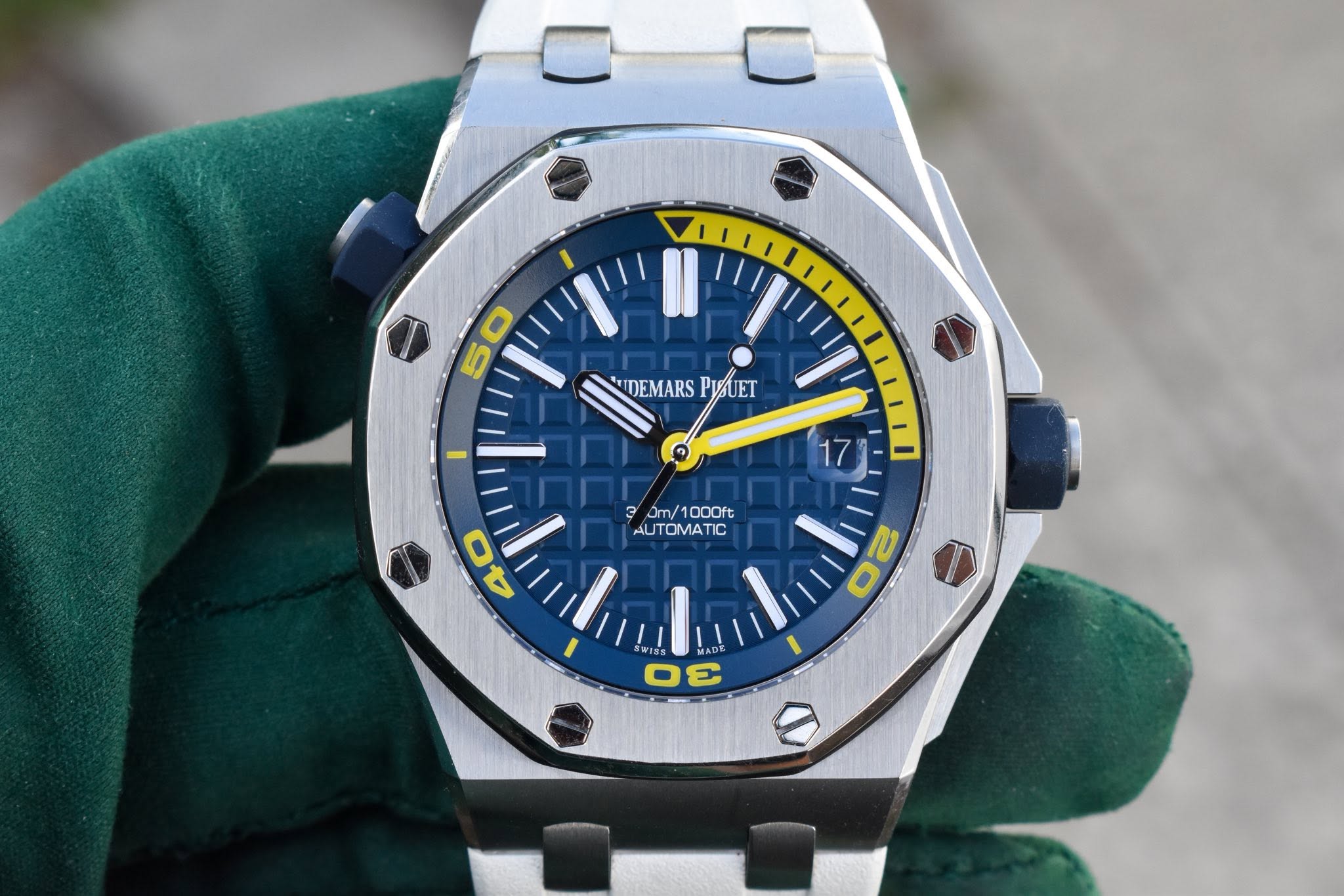 May be an image of wrist watch and text that says 'UIDEMARS PYUET IDEMARSPUET UET 17 0 3 0m/1 Om/1000ft AUTOMATIC 40 02 0ε AD Ie'