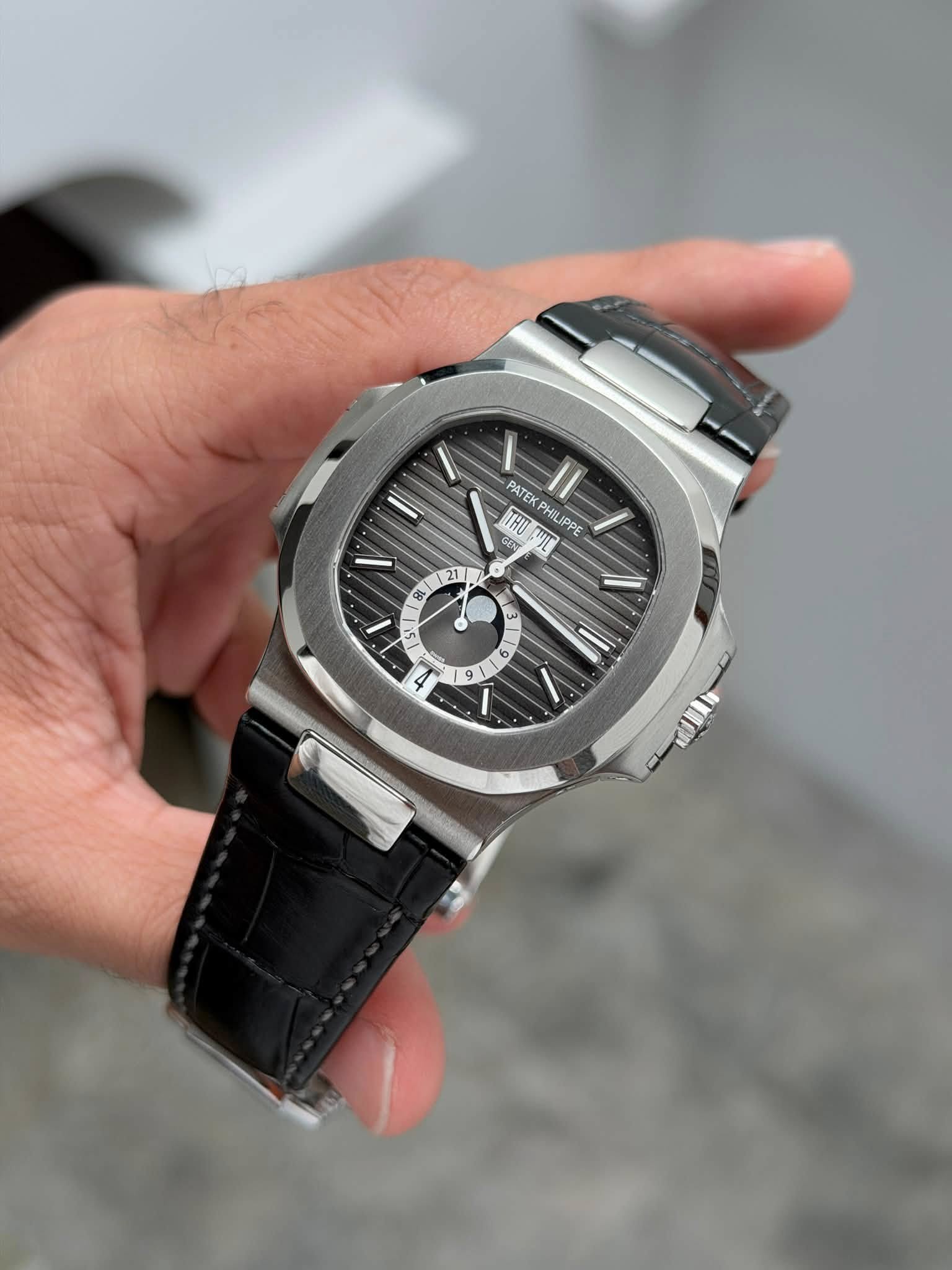 May be an image of wrist watch and text that says 'I PATEK THU PHIL PPE IPpg 0주 G GUN 川量 21 18 81 SI L 3 V 9 9 9 /'