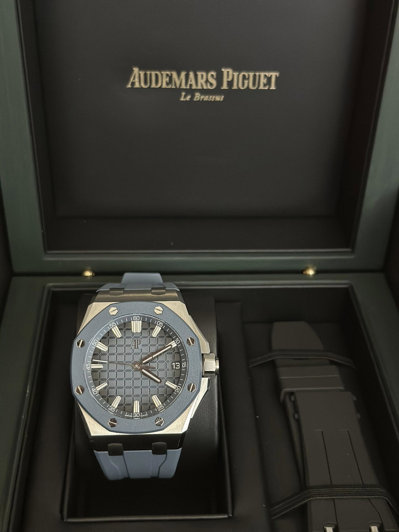May be an image of wrist watch and text that says 'AUDEMARS MARSPIGUE PIGUET LBrasas Le BrawиR 60 05 福 13 F7'