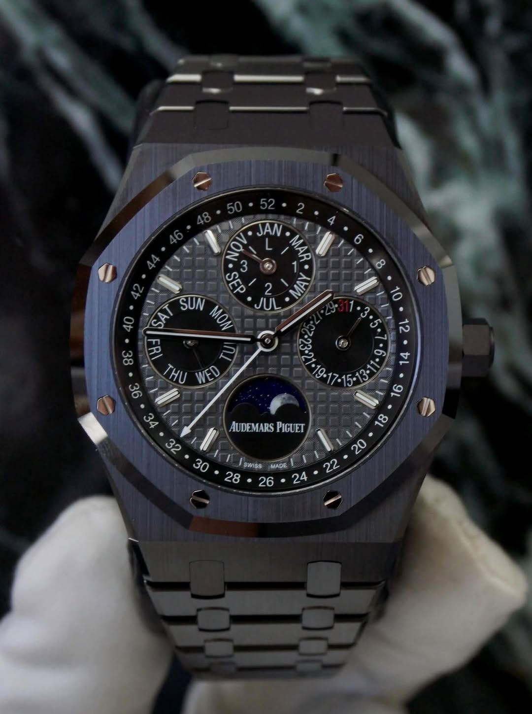 May be an image of wrist watch and text that says '8 NOV JAN MAR SEP 3 3 2 VA 5 SUN MON FRI F THU WE ® 4L 9 36 34 AUDEMARS AUDEMARSPIGUET PIGUET 32 1 30 SWIss MADE '