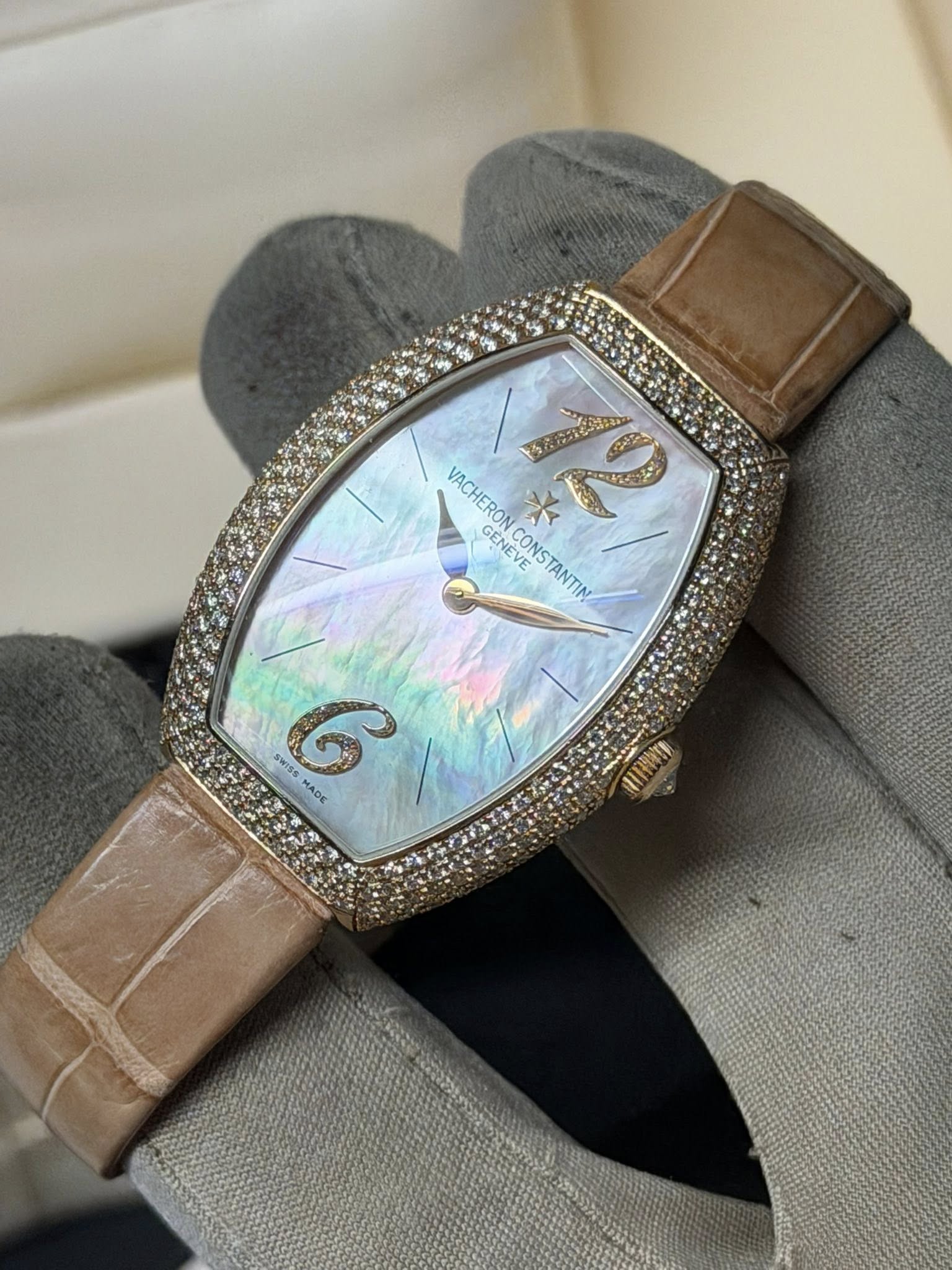 May be an image of wrist watch and text that says 'সর VACHERON GENE GENEVE VACHERONCONSTANTIN CONSTA CONSTANTIN TANTIN 나라 RIS SWISS G MADE TTE'