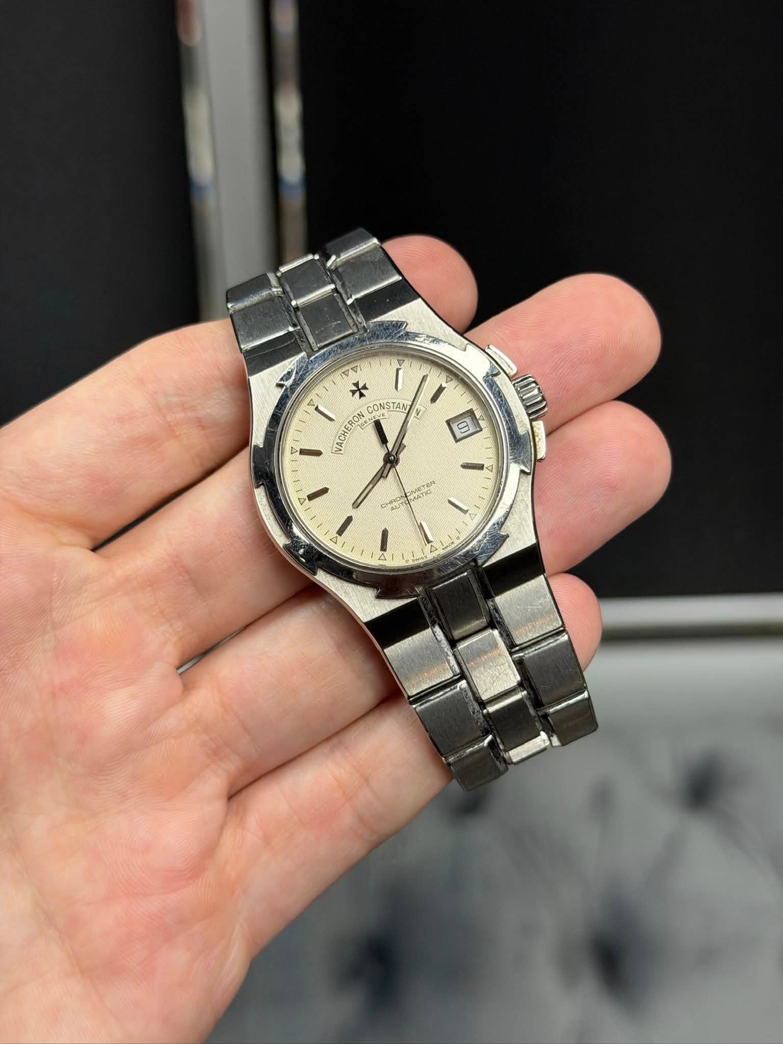 May be an image of wrist watch and text that says 'M N V 子 ONSTAN VACHE VACHERO ග ብኑ'