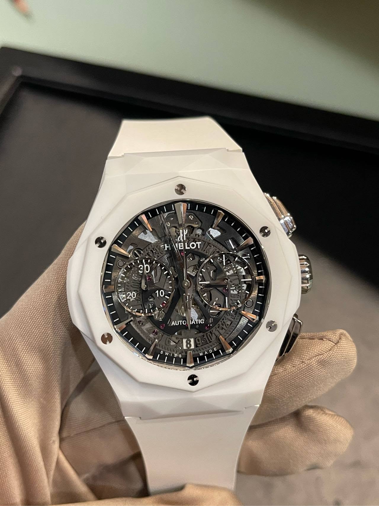 May be an image of wrist watch and text that says '۱۲ 1日 BLOT LOT I 30 20 10 የ حای AUTO ATIC 8 S ١ 1 في ف'