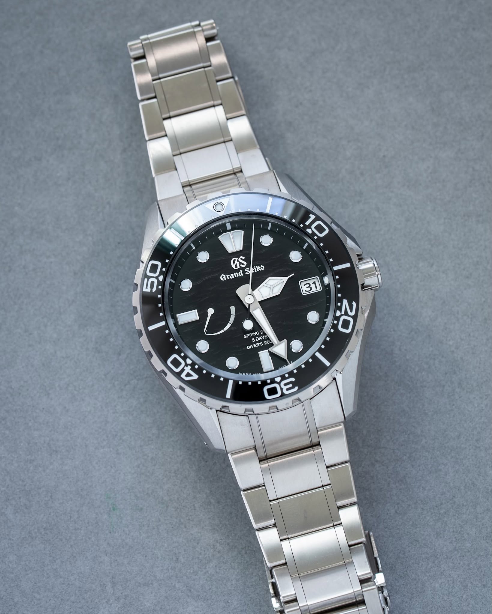 May be an image of wrist watch and text that says "10 GS Sriko Grand 50 31 AD CAVENY20 20 40 I বই ن 30"