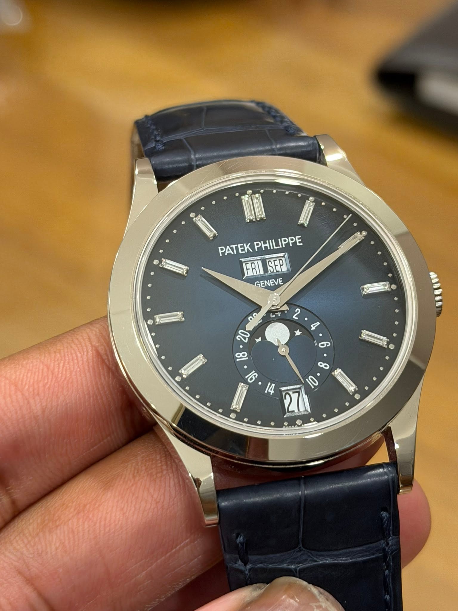 May be an image of wrist watch and text that says 'PATEK PATEKPHILIPPE PHILIPPE FRI FRISEP SEP GENEVE 2 aatban 20 18 6 ထ O 27'
