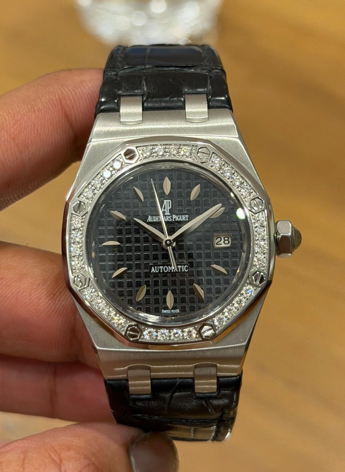 May be an image of wrist watch and text that says 'AP AUDEN AUDEXARSPIGUET ARS PIGUET 28 AUTOMATIC SwISS Swenr PIADE a'