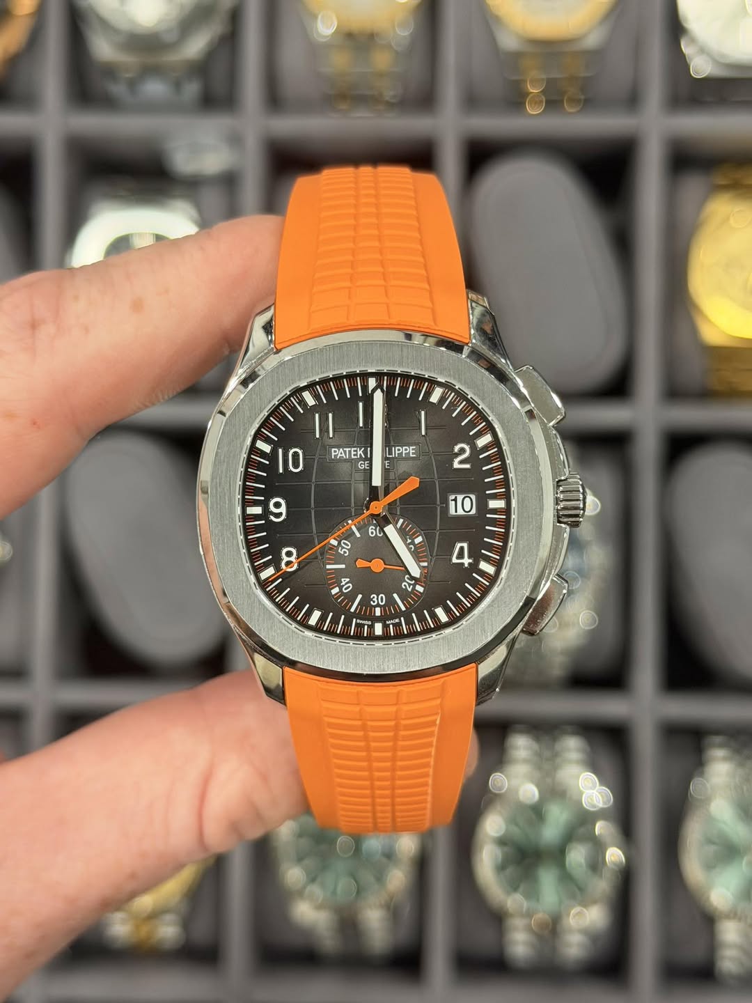 May be an image of wrist watch and text that says 'PATEK| UPPE 0 9 2 6L 10 50 က 5 0 ف '