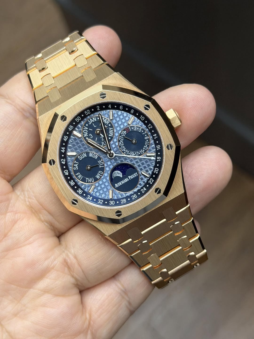 May be an image of wrist watch and text that says 'ه 8 10 12 tL MAW 52 50 AN 48 NO 46 44 42 SUN MON SAT TUE C 40 NED 38 THU 8L විටා PIGUET AUDEMARS '
