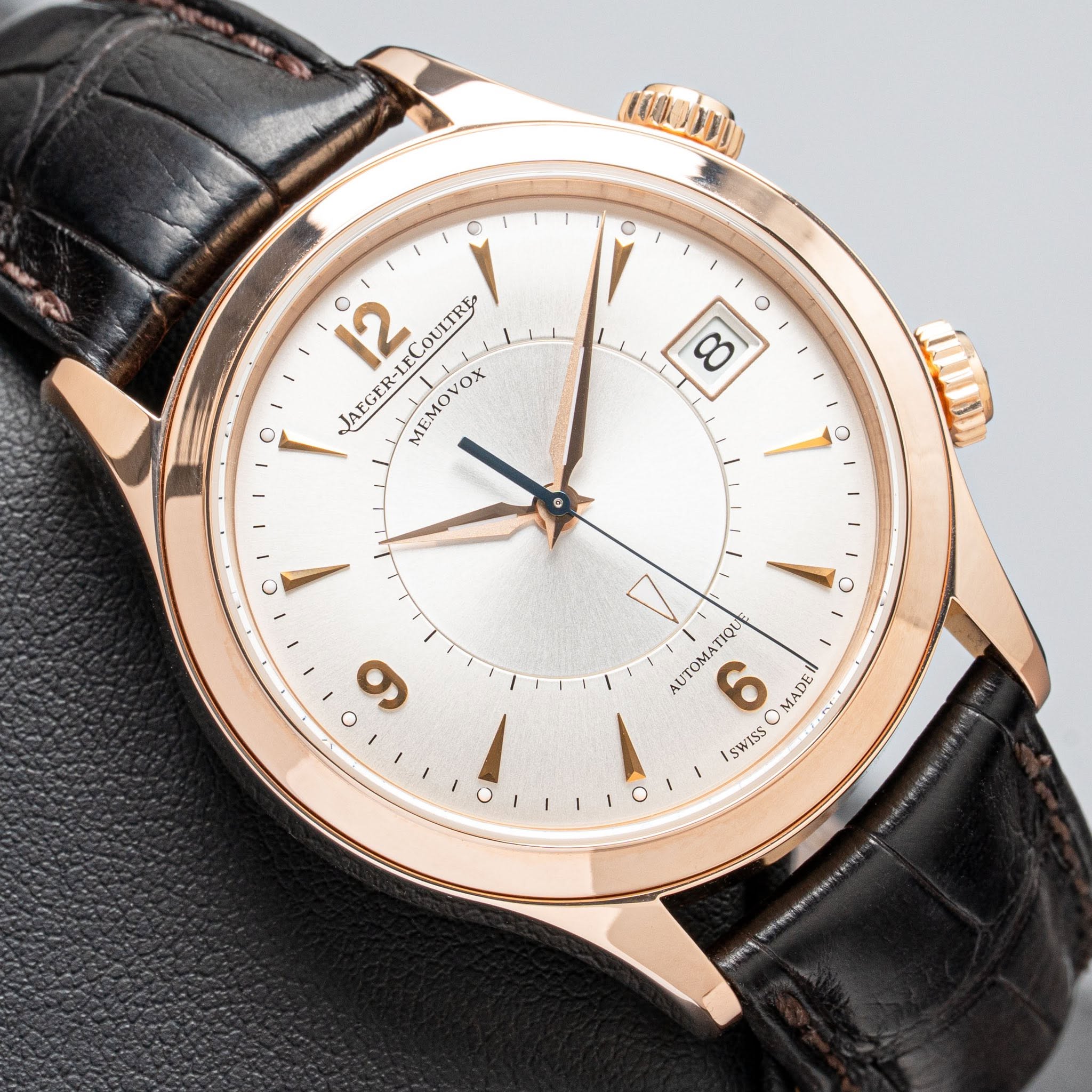 May be an image of wrist watch and text that says '(0000) O c0 ٥ JAEGER-LECOULTRE 12 ECOULTRE JAEGE AEGER-LE MEMOVOX VOX O o o o A o 9 AUTOMATIQU 6 MADE SWISS O'