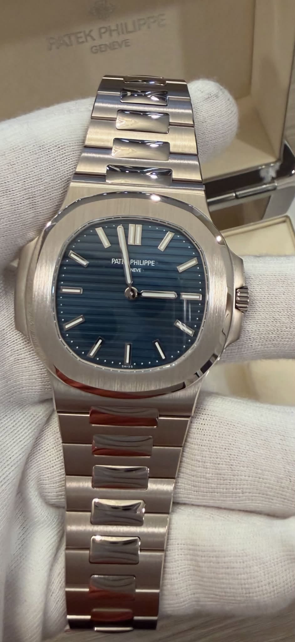 May be an image of wrist watch and text that says 'PATEK TEKPHILPPE KPHILIPPE GENEVE PATI I PHILIPPE NEVE ن 1 - -'