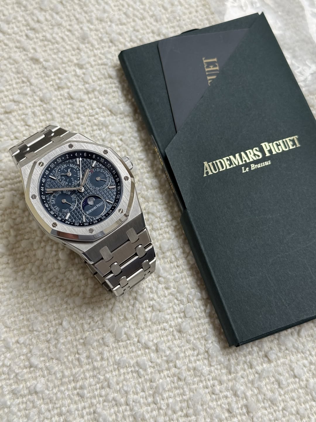 May be an image of wrist watch and text that says 'LAL N M - Лa. ት b 2 33 A ن A ی و 박 S AUDEMARS Le Brassus PIGUET PHLY 5 AEIEMAS'