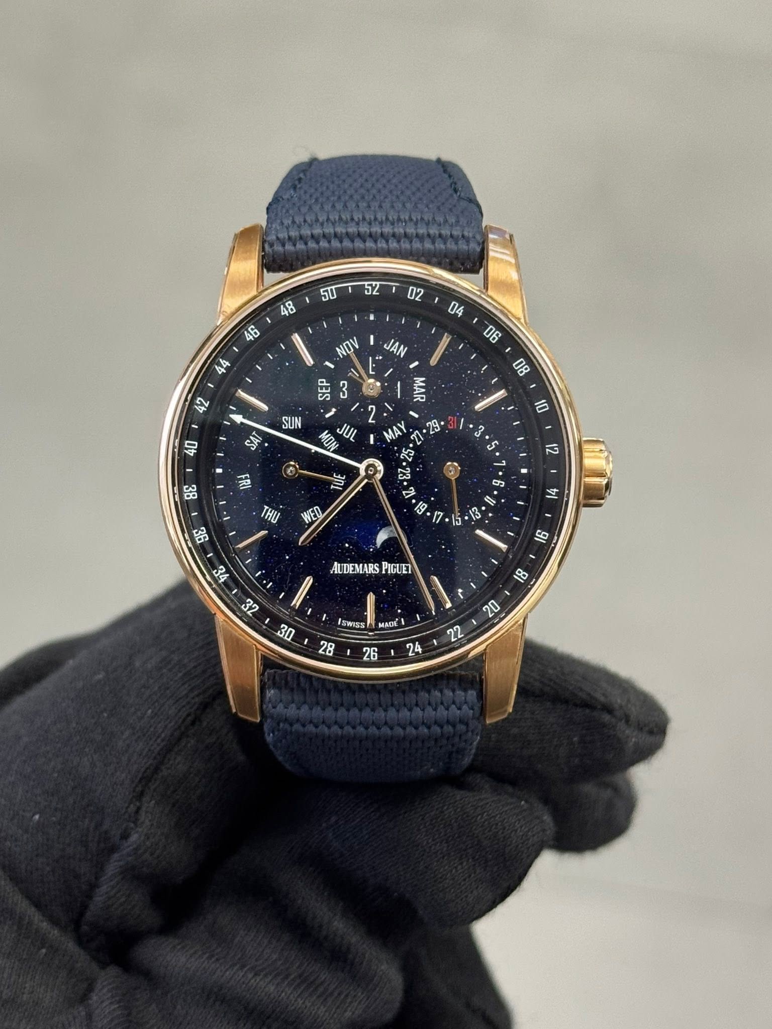 May be an image of wrist watch and text that says ' ν JAN 42 06 08 SEP SUN 40 MOM JUL MAR MAY 28 10 3. Bε 1 THU 12 G WE 36 6 호 13 91 ALDEMARSPIGLET PIGUET SWISS MADE '
