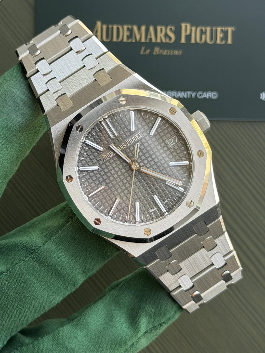 May be an image of wrist watch and text that says 'U UDEMARS PIGUET GRANTYCARD BRANTY CARD II NGUET RS AUDE 禁 2'