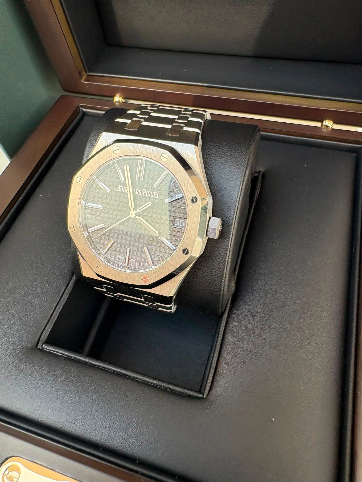 May be an image of wrist watch and text that says 'AUn LRS PIGUET I 30'