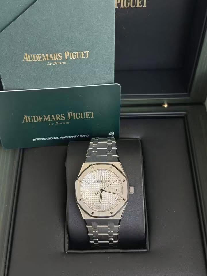 May be an image of wrist watch and text that says 'PIGUET AUDEMARSPIGUE AUDEMARS PIGUET LeBrassus Le Brassus AUDEMARS PIGUET INTERNATIONAL WARRANTY NTEBRVATIONALWANITYCAID CARD 精源:…