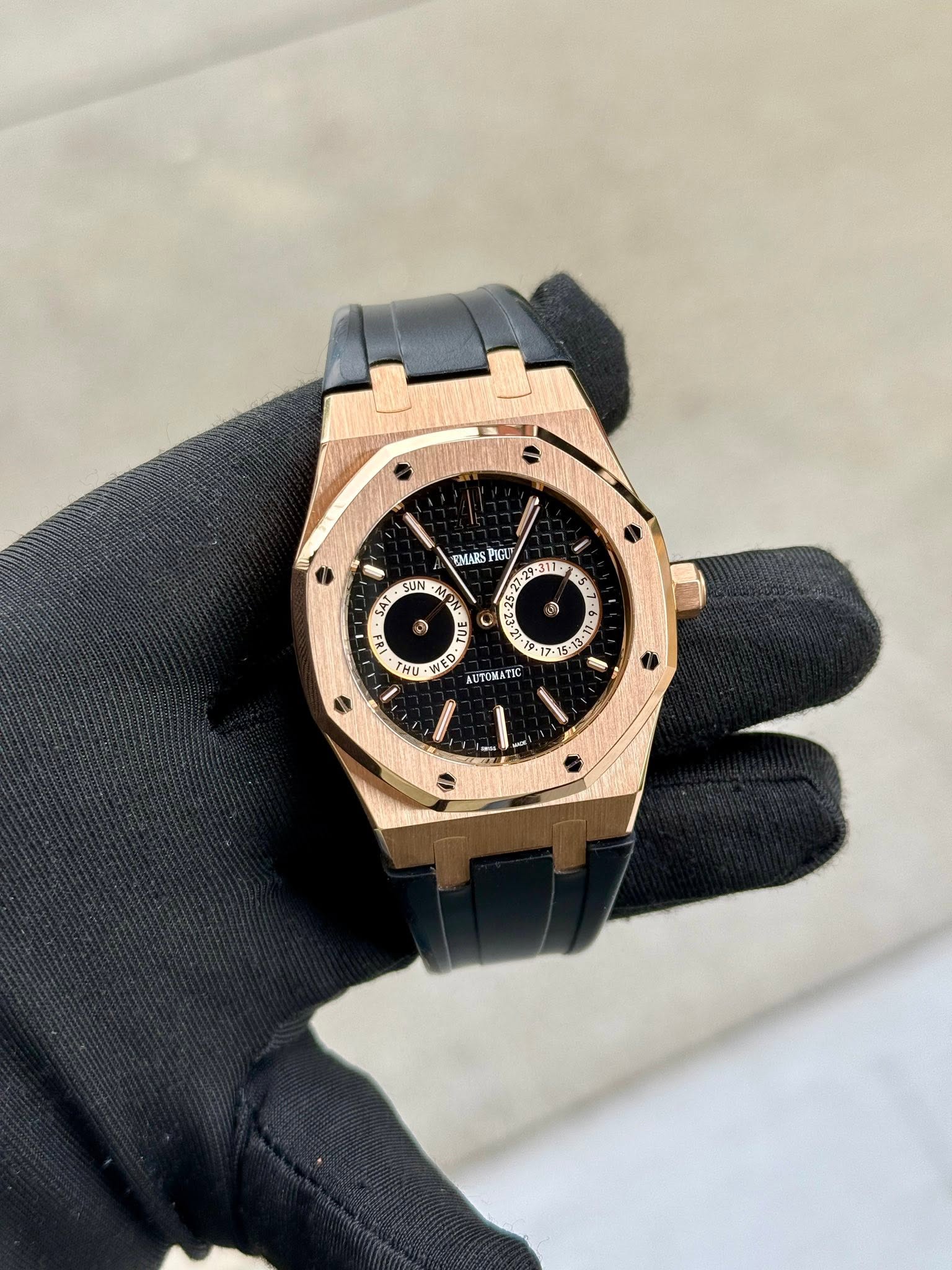 May be an image of wrist watch and text that says 'EMARS PIGA 9-311 5 SUN- SAT R N S 183 L 0 -17 E ብ 5 1 정 WE WED AUTOMATIC TIC'