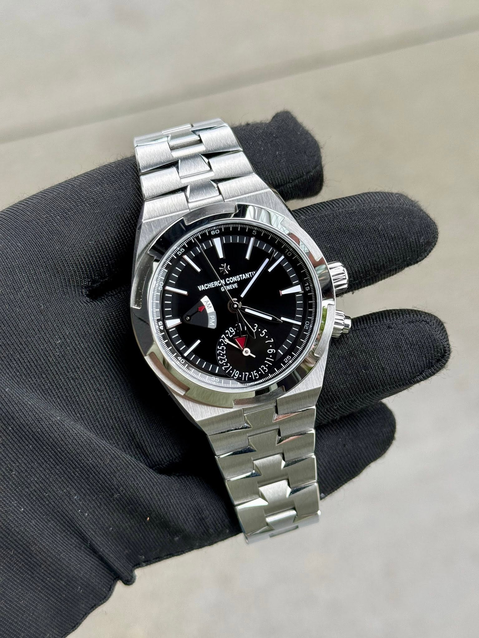 May be an image of wrist watch and text that says '1 ACHERCN NEVE ET CONSTANT ANT S PM 9 3• 5 o ف B -19'