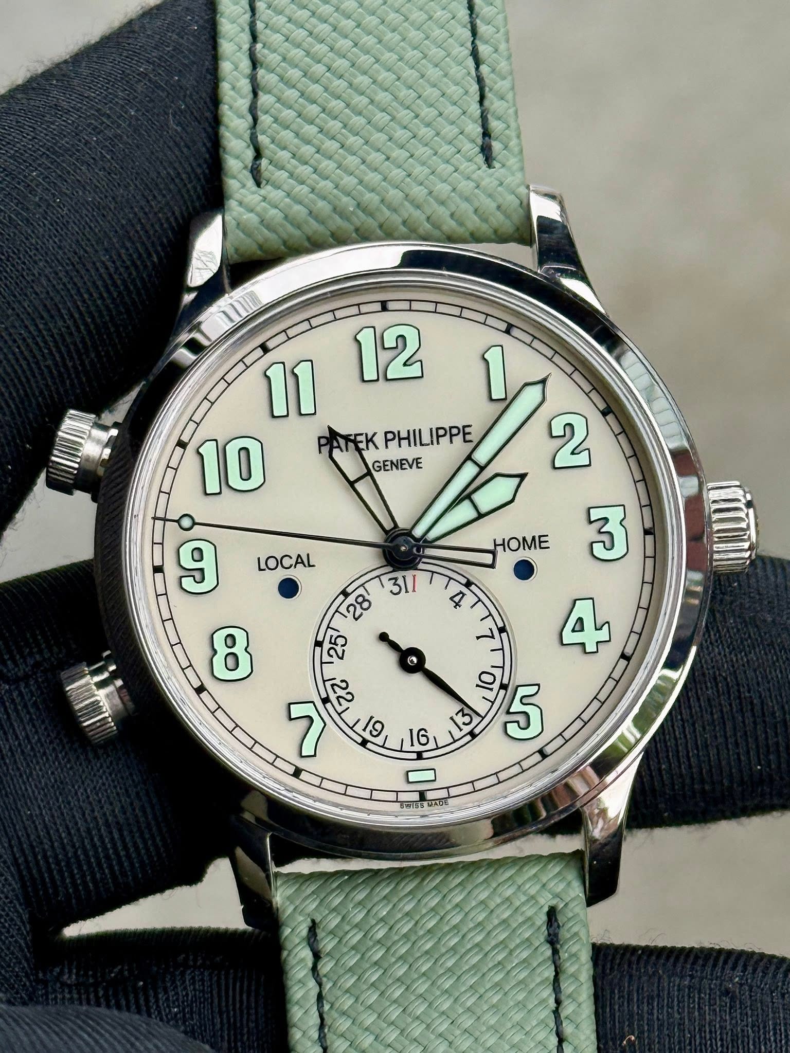 May be an image of wrist watch and text that says '11 12 PHILIPPE ю 2 10 EK GENEVE LOCAL 3 9 HOME ਟਣ 10 5 7 G 6 ናን 16, 6, D م SIO 11156'