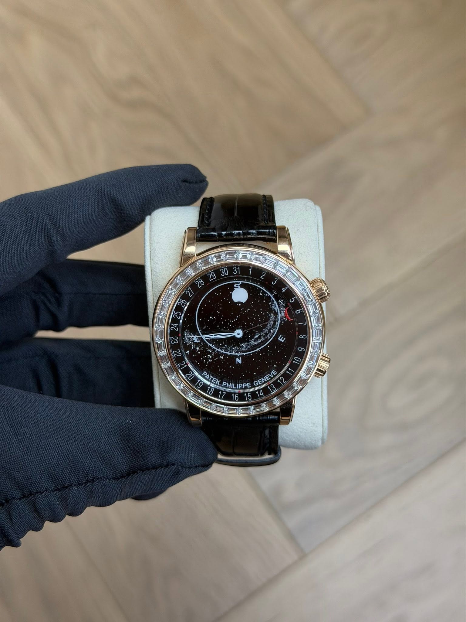 May be an image of wrist watch and text that says 'م o E PATEK PL PHILIPPE ลั'
