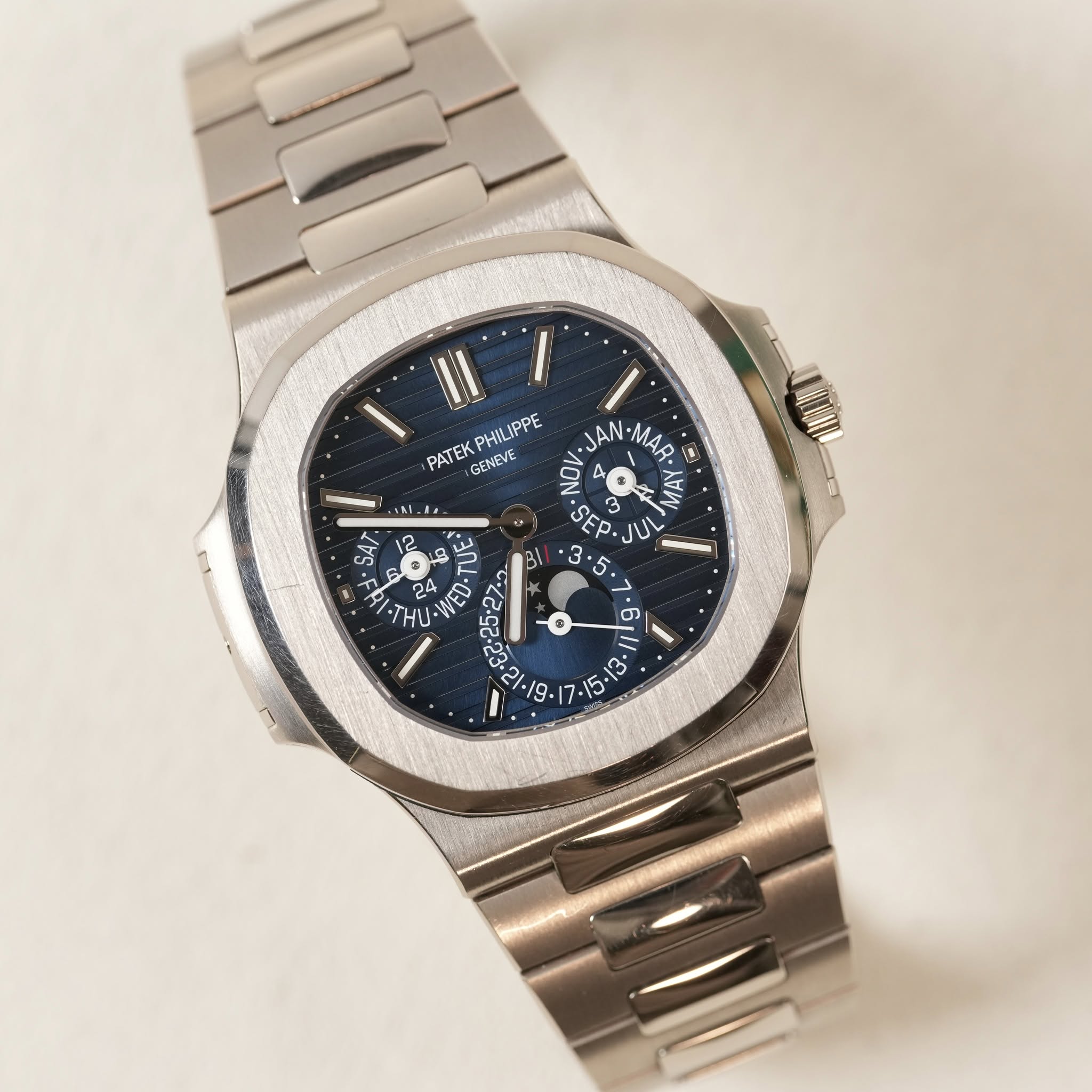 May be an image of wrist watch and text that says 'I PATEK PATEKPHILIPPE l01 4 JAN MAR 32 GENEVE い1あ AνИ SEP D אעון 3 THU 6 S S /3 ب - ۱'