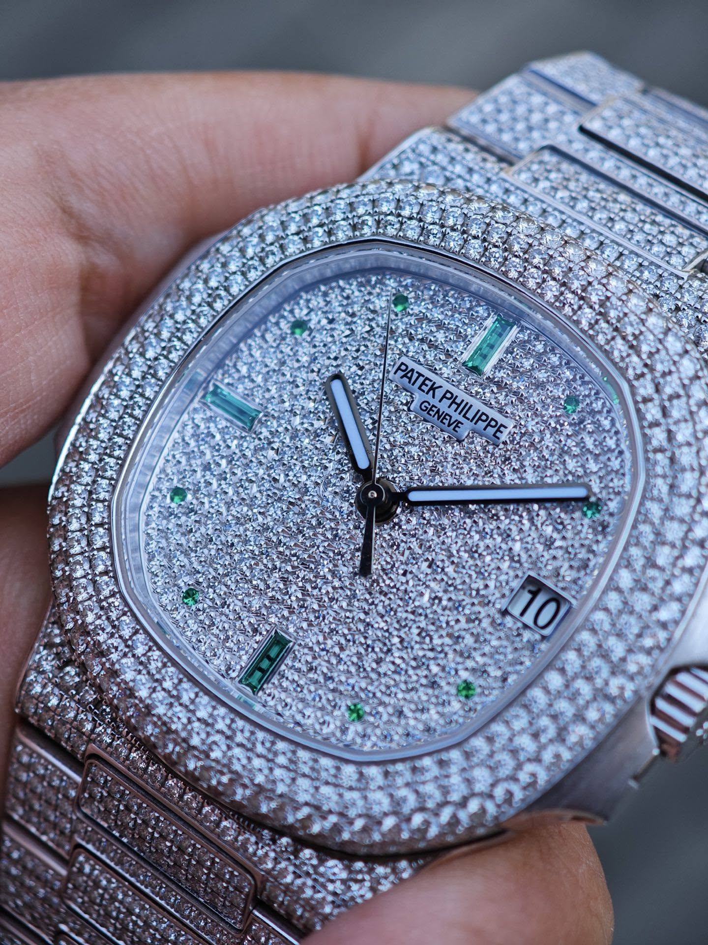 May be an image of wrist watch and text that says 'V GENEVE PATEKPHILIPPE 風 S PATEK ម្ន GENEVE GENEVE PHILIPPE 10'