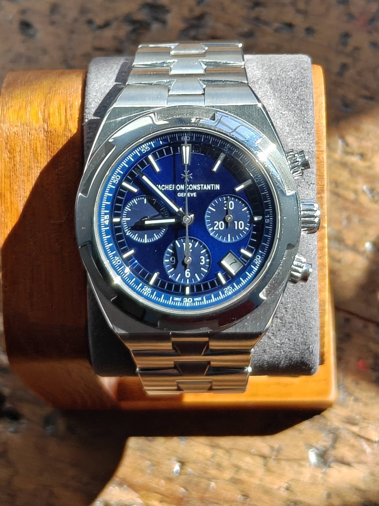 May be an image of wrist watch and text that says 'ACHEI ON CONSTANTIN GEP EFEVE EVE 1 *** E 0 > 20 10. ил N 특빔 う ه 찬 萌'