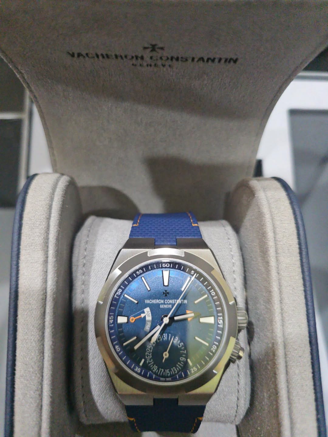 May be an image of wrist watch and text that says ' VACHERON CONST NTIN GENEVE 10 45 Wd ISI 311 OF 5 و 8 oZ 35 6 26'