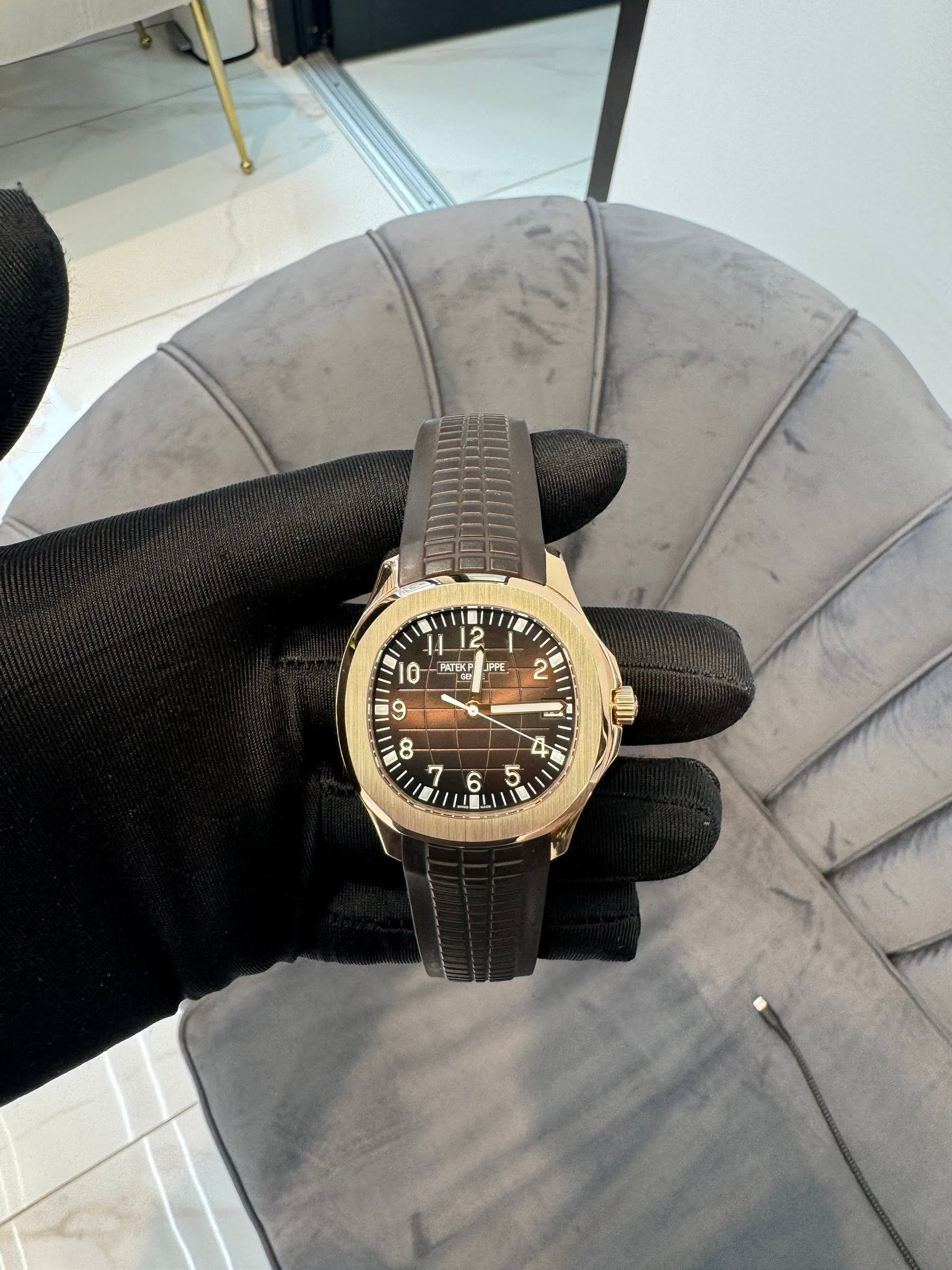 May be an image of wrist watch and text that says '12 o PATEK PAKTEKP PPE 2 ማ '