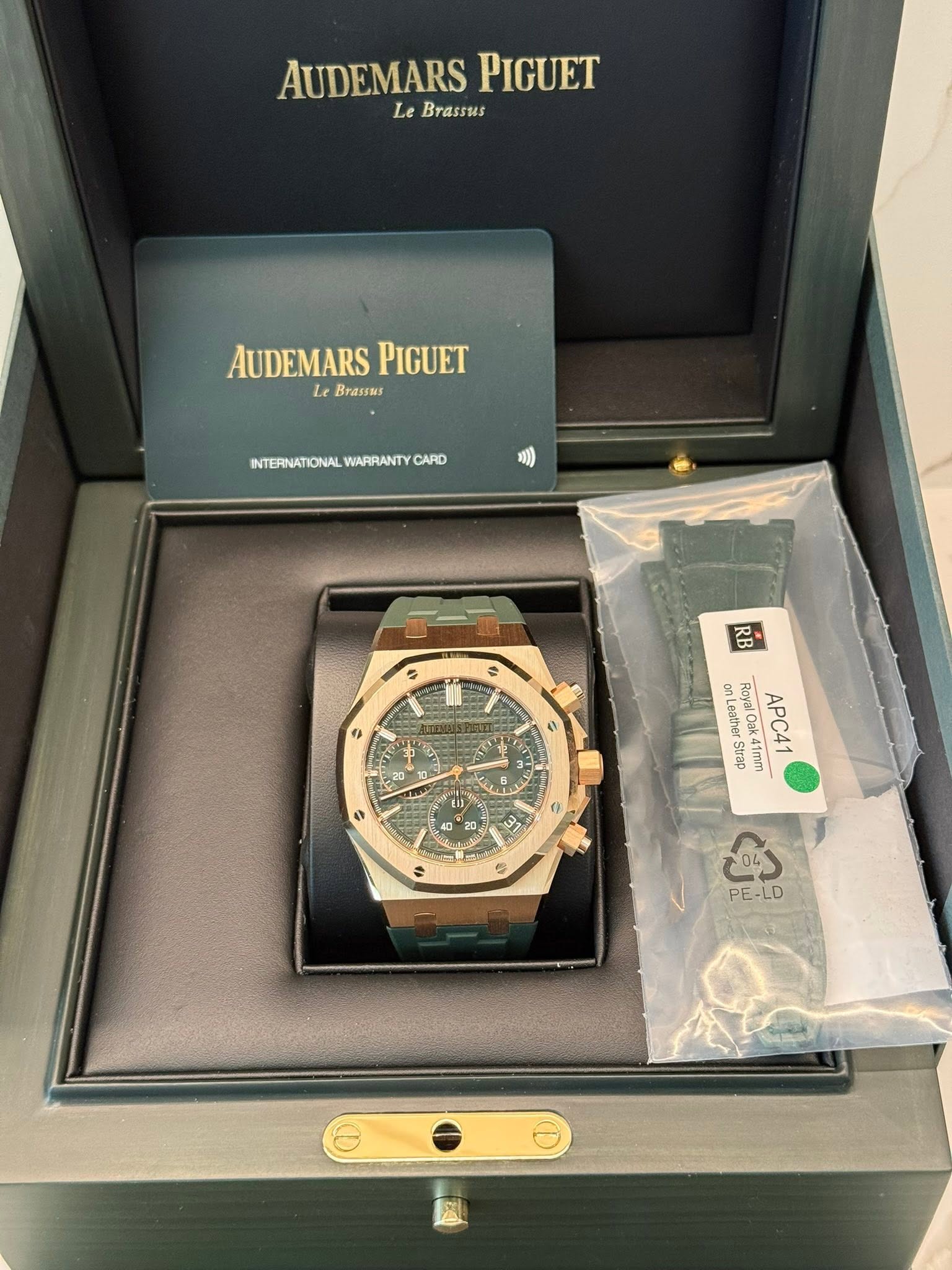 May be an image of wrist watch and text that says 'AUDEMARS AUDEMARSPIGUET Le Brasssus PIGUET AUDEMARS AUDEMARSPIGUET PIGUET Le Brassns INTERNATIONAL WARRANTY…