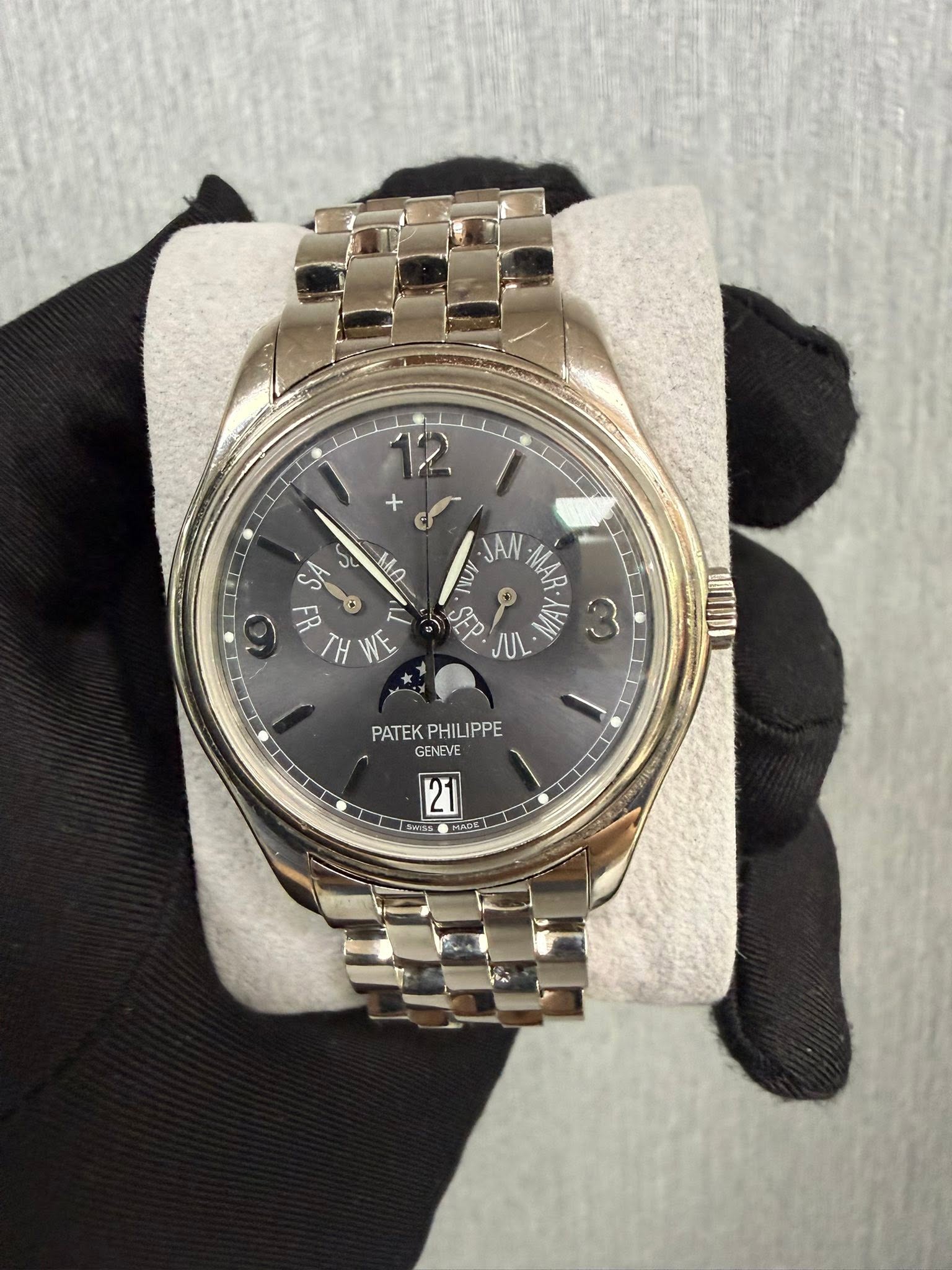 May be an image of wrist watch and text that says 'x G کی MA 沼 + G F 개H 三 MAR ΑΠΚΙ م SEP Ν MAW က PATEKPHILIPPE PATEK PHILIPPE GENEVE 21 ዘ'