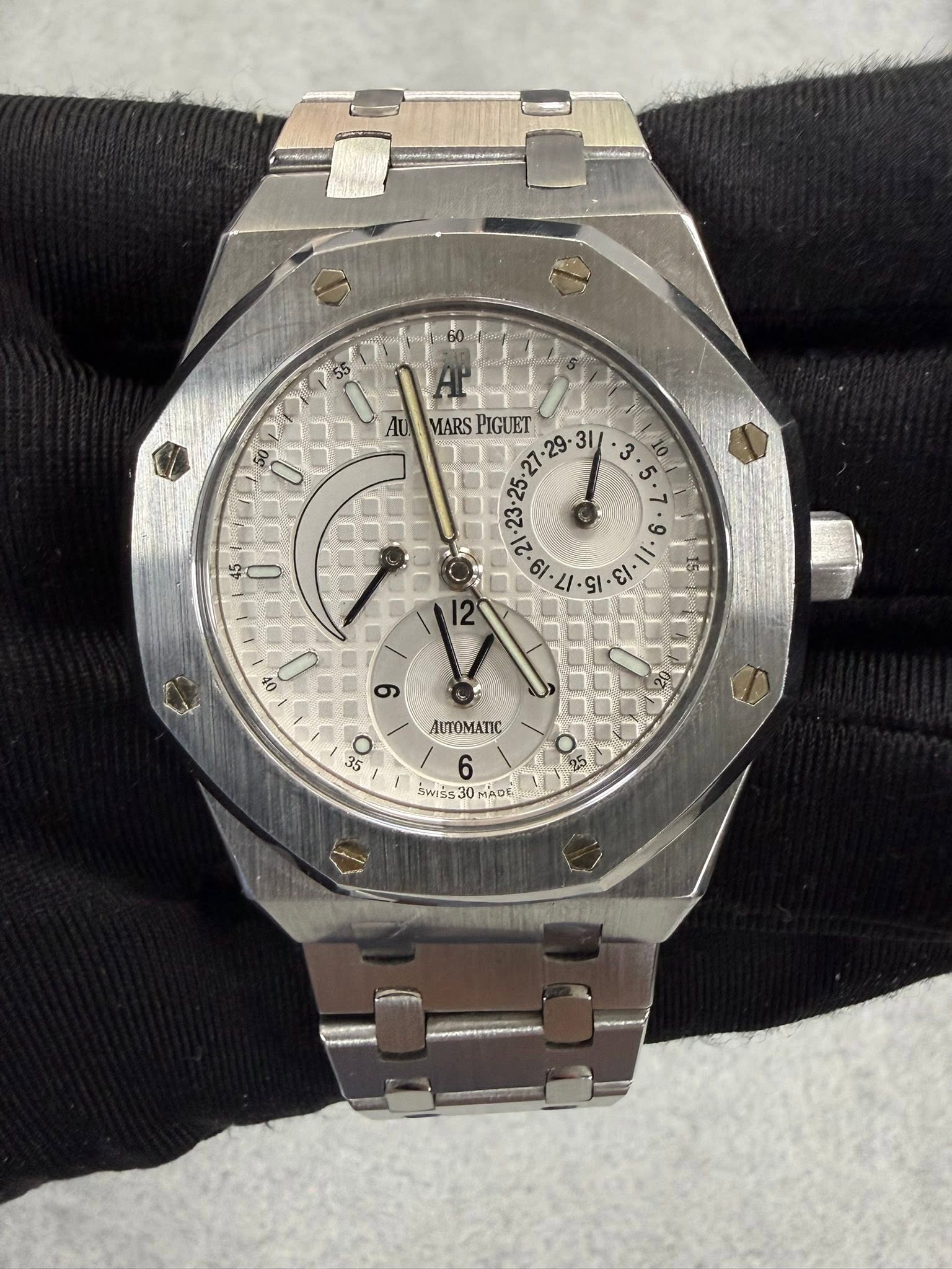 May be an image of wrist watch and text that says 'MARS PIGUET / / 45 ဖ ي •SI د 11. 11 OF 9 AUTOMATIC 35 6 SWISS30 MADE'