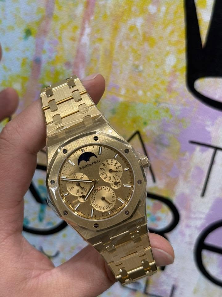 May be an image of wrist watch and text that says 'ወ MAR OR SEP SEP NUG / FRI 50 HMl THU M %5'