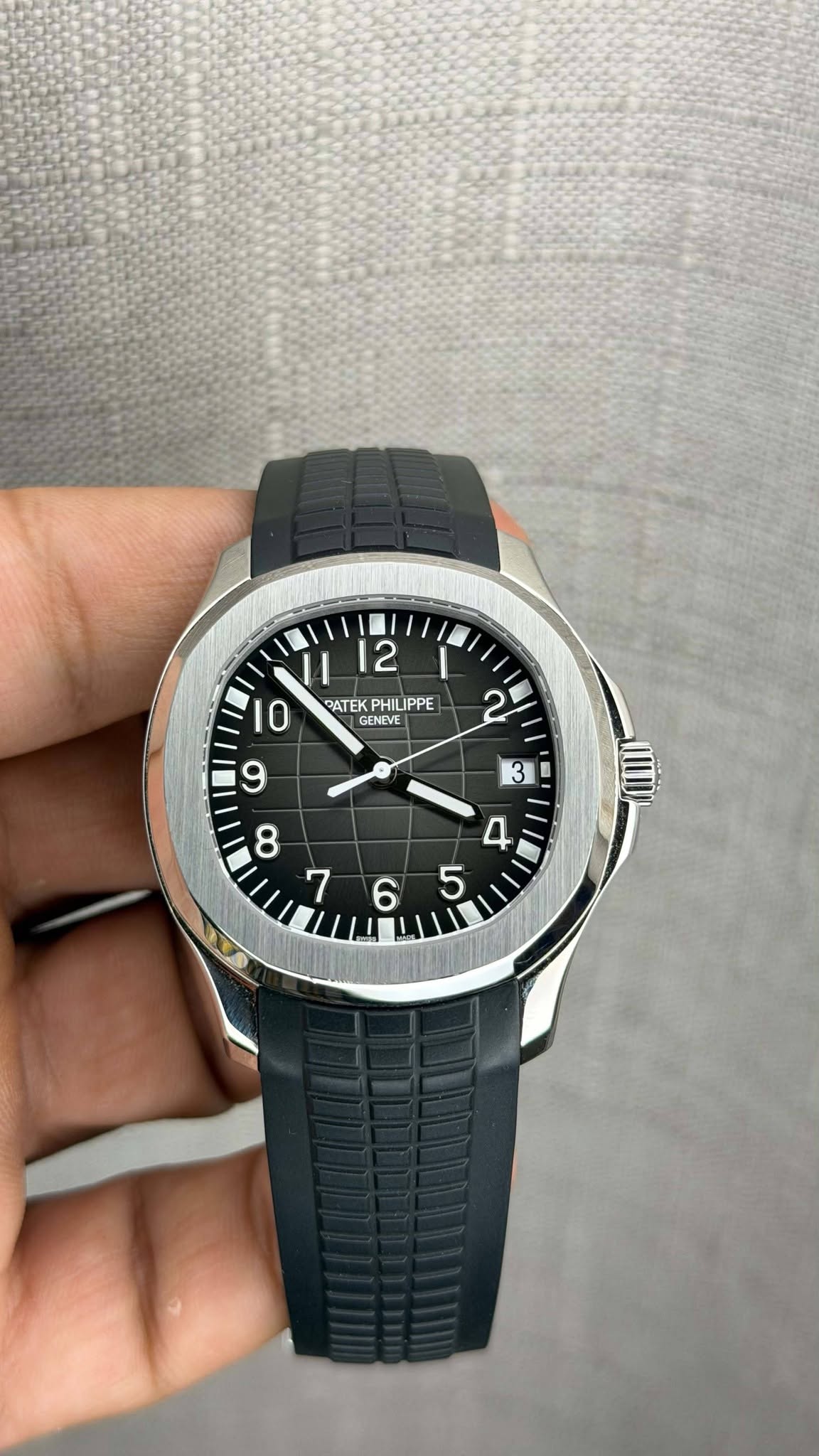 May be an image of digital watch and text that says 'l II 2 I O PATEKPHILIPPE PATEK TEK ILIPPE GENEVE ENEV P 5 6'
