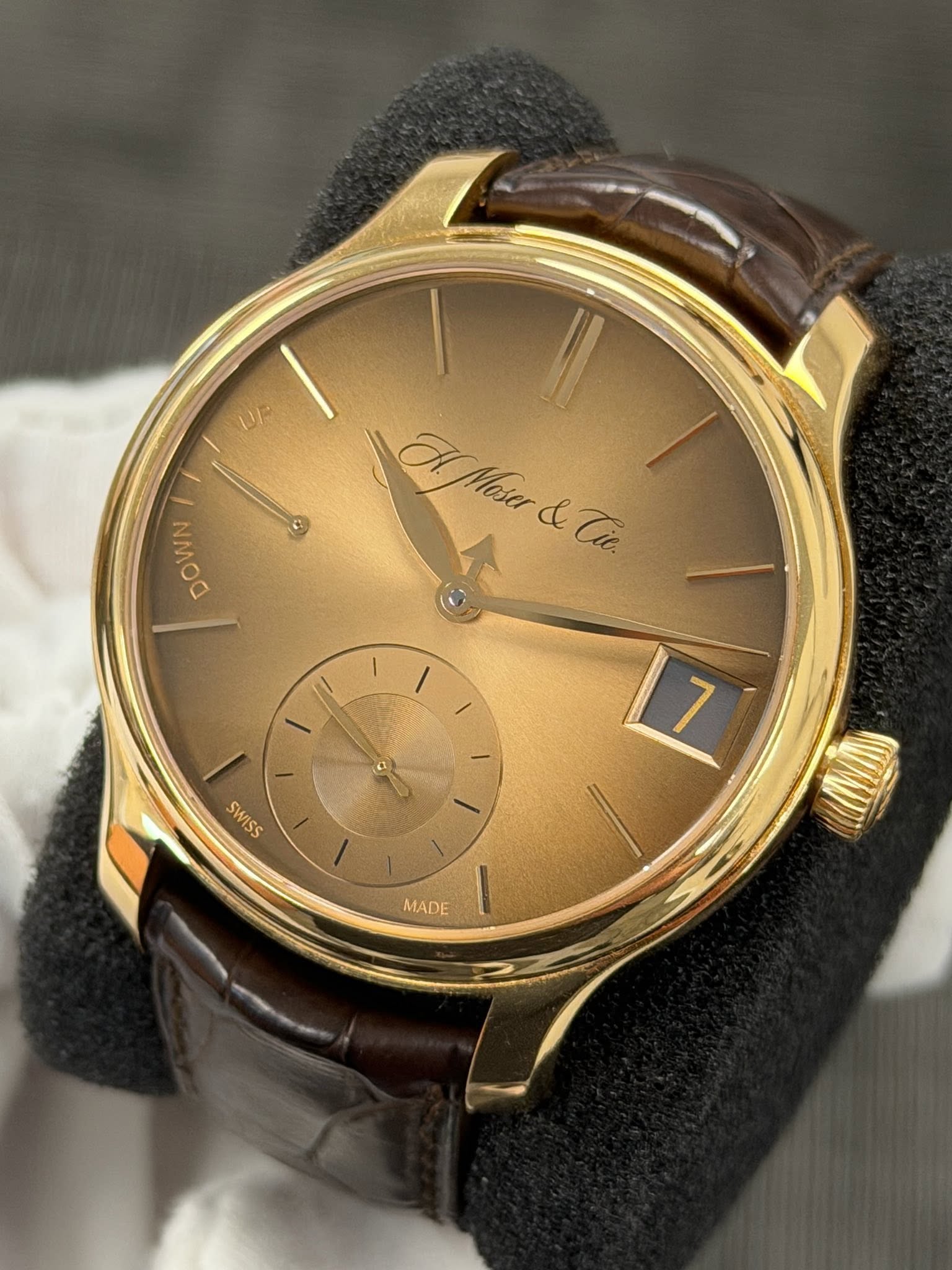 May be an image of wrist watch and text that says 'UE DOWN DOWN Ahad HMeser&Ti I SWISS 7 MADE WV'