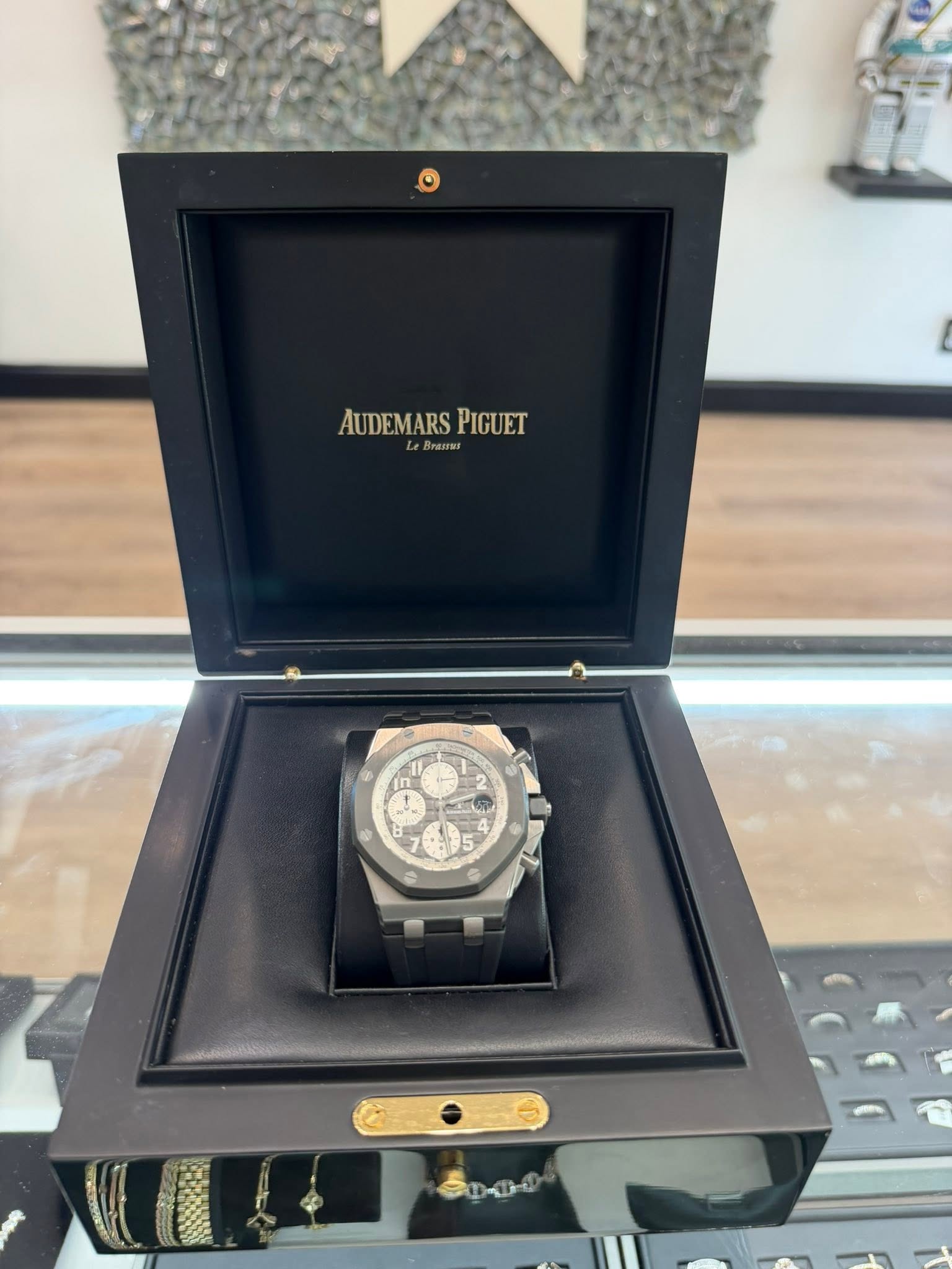 May be an image of wrist watch and text that says 'AUDEMARS AUDEMARSPIGUET PIGUET Brasrer S - 5 ي 5 5 A தறரலை'