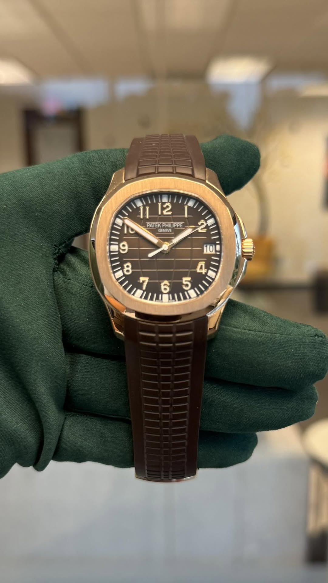 May be an image of wrist watch and text that says '1l 1112 1./ 12 l0 PAI PATEK PATEKPHILIPPI LIPPE GENEVE 9 2 _— 10 8 A '