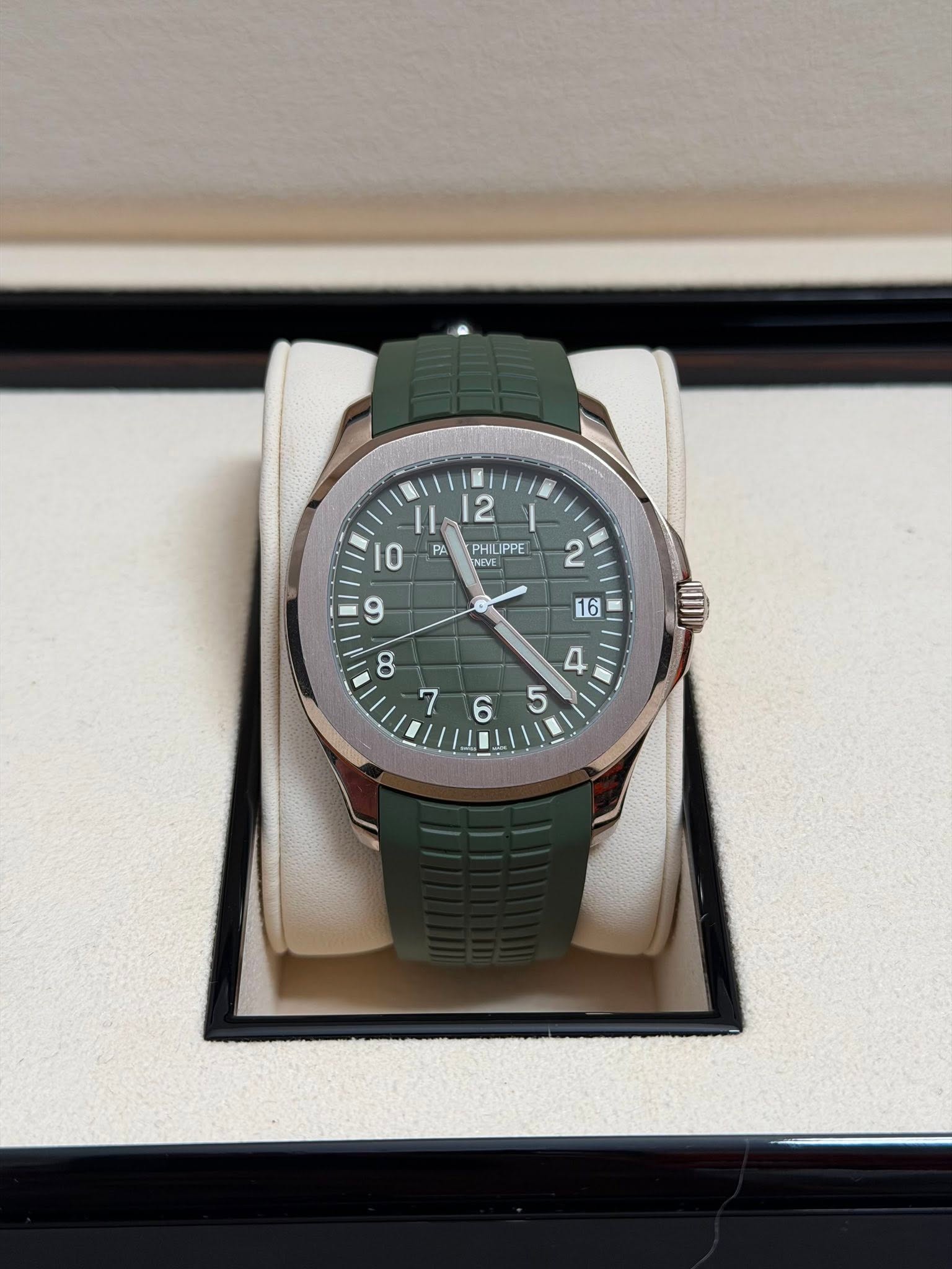 May be an image of wrist watch and text that says '2 PA 0 PHILIPPE IPPE EL INEVE NEVE '