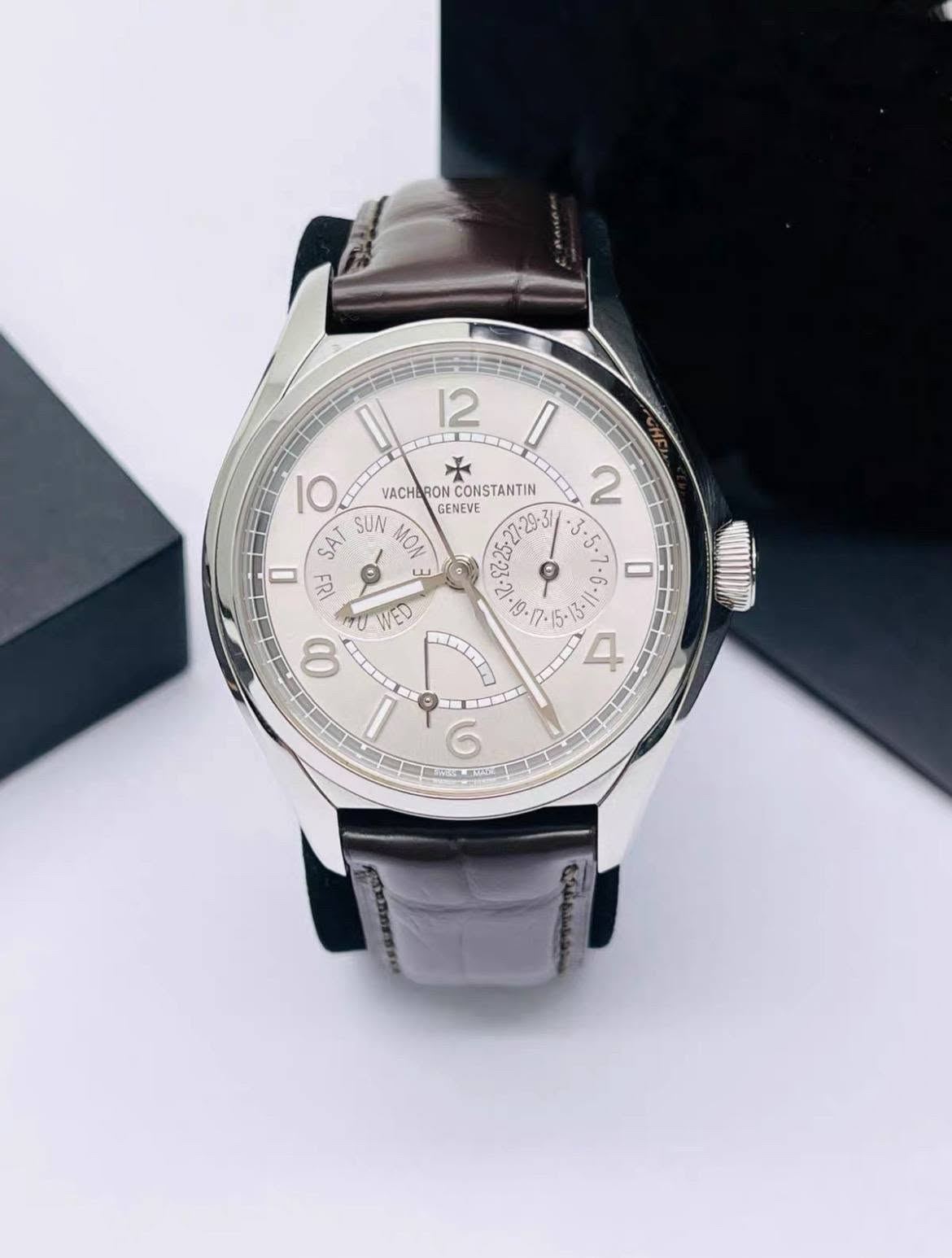 May be an image of wrist watch and text that says 'II 車車 12 0 海館 10 SAT SUN MO VACHERON VACHARONCONSTANTIN CONSTANTIN GENEVE 0 เปวี لب 00 2 5. Ο ف 0 بع ED T LLIDO 4 6 ក្ស उलরा…