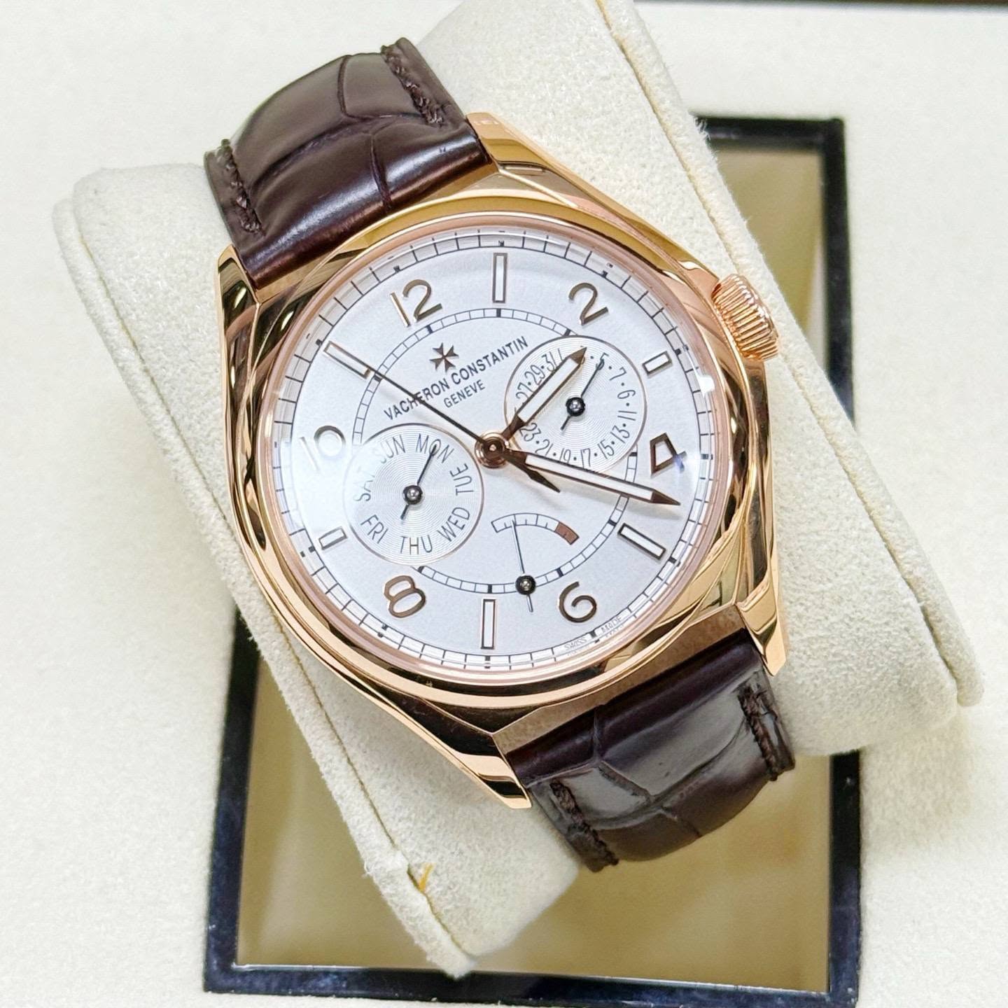 May be an image of wrist watch and text that says '12 I V 人 0 RON VACHE ENEVE CONSTANTIN 21-29-31 ENEVE د TUE WED C CC THU ወ 10- 7. 3 むさ 시 D I H o I'