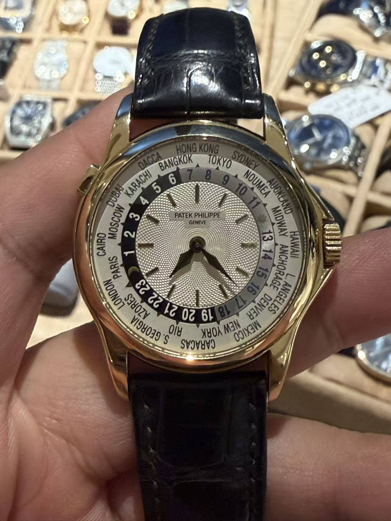 May be an image of wrist watch and text that says 'ATEK PHILIPP GENEVE BANGKOK TOKYO UDA KARACHI 5 6 NOUMEA 4 MOSCOW 2 3 MIDWAY CAIRO PARIS 1 ANCHORAGE 袋 HAWAHI LONDON…